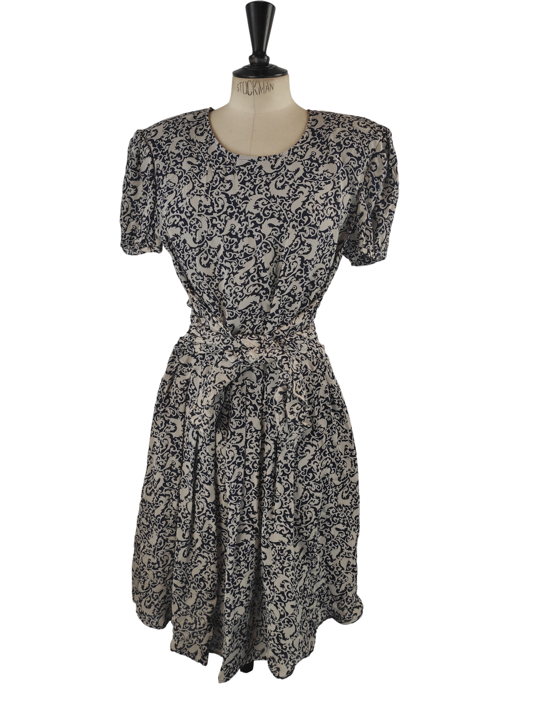 Acheter ROBE VINTAGE MI-LONGUE IMPRIMEE FEUILLAGE MANI TAILLE 38 (FR) Très bon état - 10,00 € ROBE VINTAGE MI-LONGUE IMPRIMEE FEUILLAGE MANI TAILLE 38 (FR) Très bon état reconditionné disponible sur Label Emmaüs
