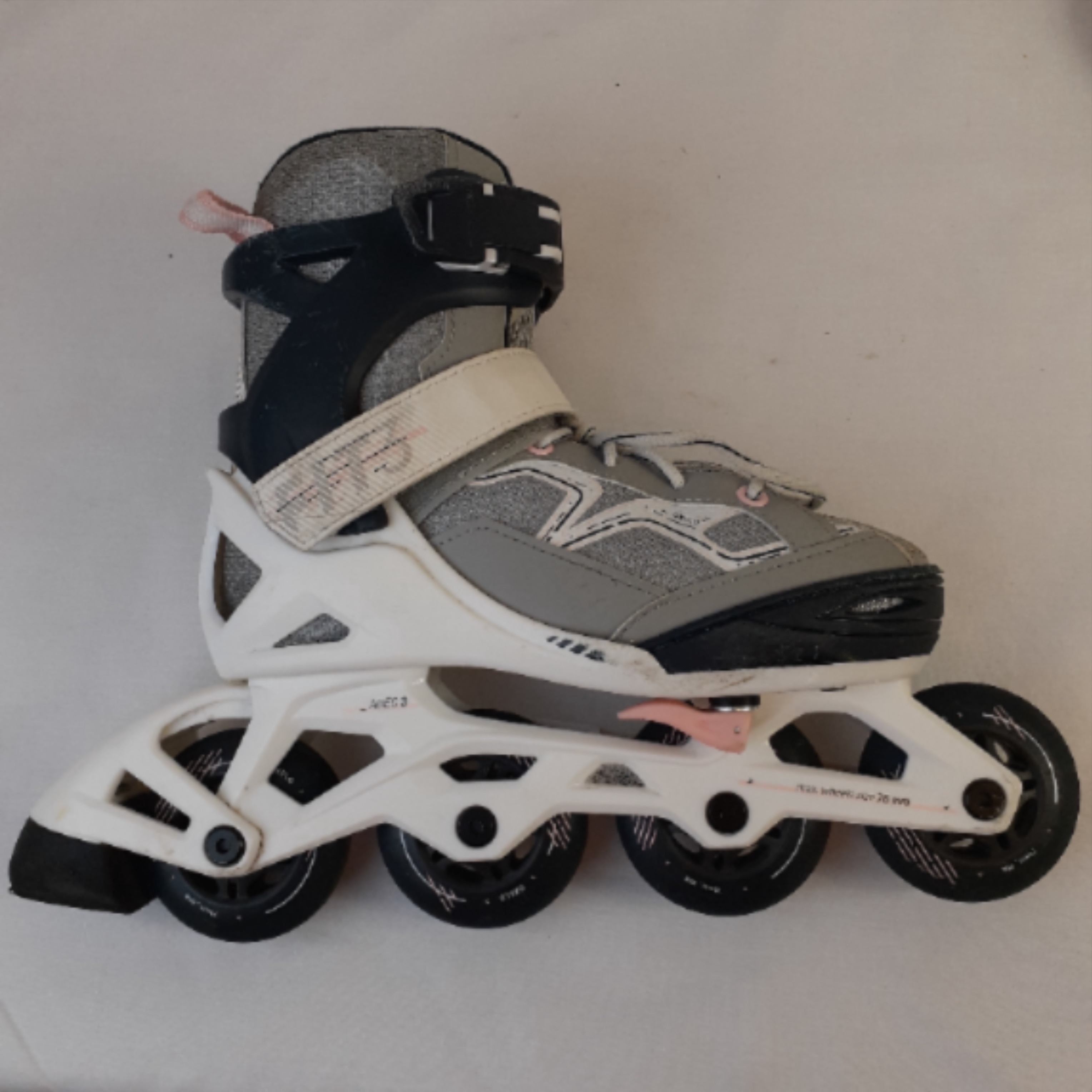 Voir photo 4 de Roller fitness gris/rose taille 32/35 - Decathlon OXELO Roller fitness gris/rose taille 32/35 - Decathlon OXELO Bon état reconditionné photo 4