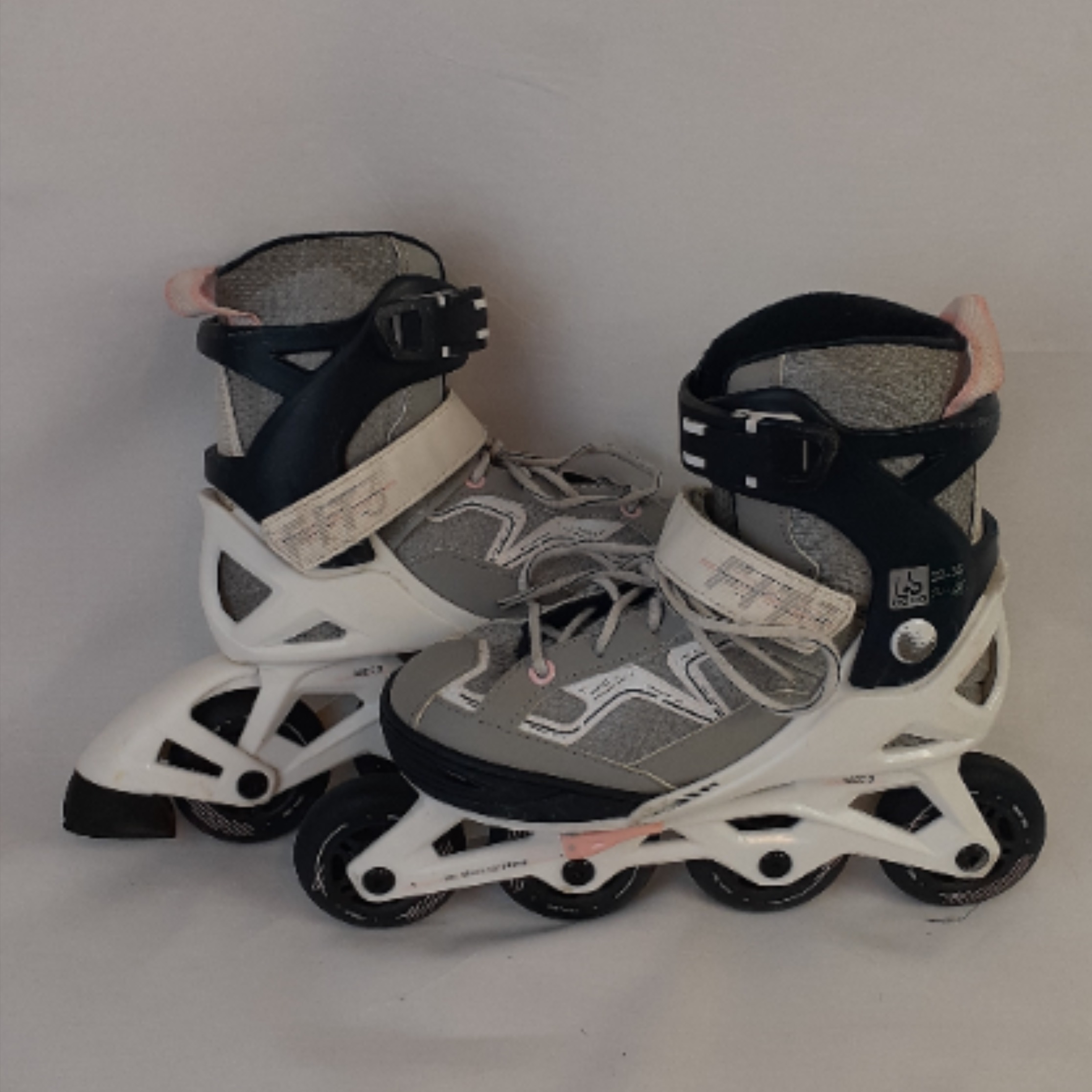 Voir photo 5 de Roller fitness gris/rose taille 32/35 - Decathlon OXELO Roller fitness gris/rose taille 32/35 - Decathlon OXELO Bon état reconditionné photo 5