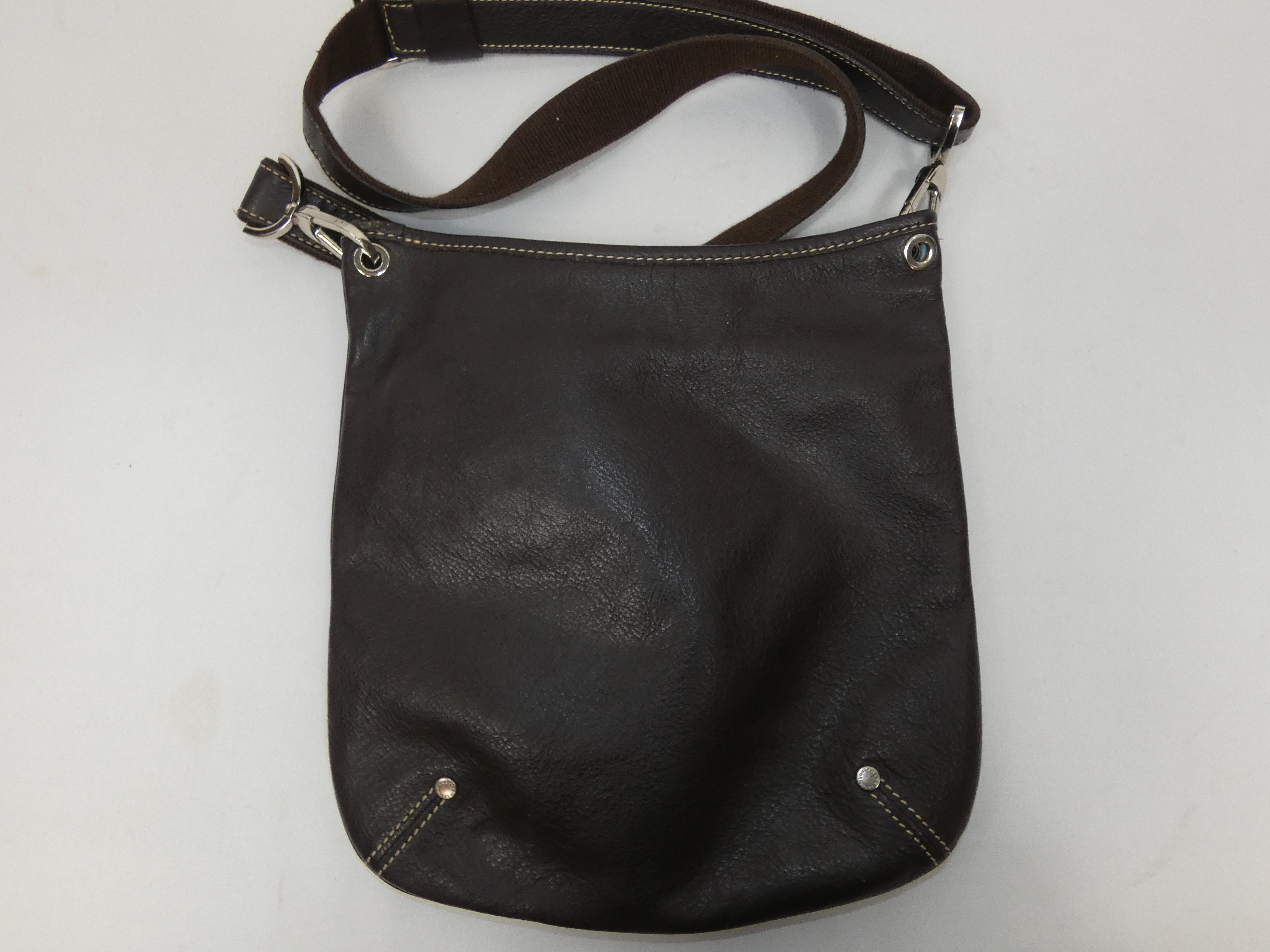 Voir photo 2 de Sac à bandoulière en cuir marron de marque LONGCHAMP Sac à bandoulière en cuir marron de marque LONGCHAMP Très bon état reconditionné photo 2