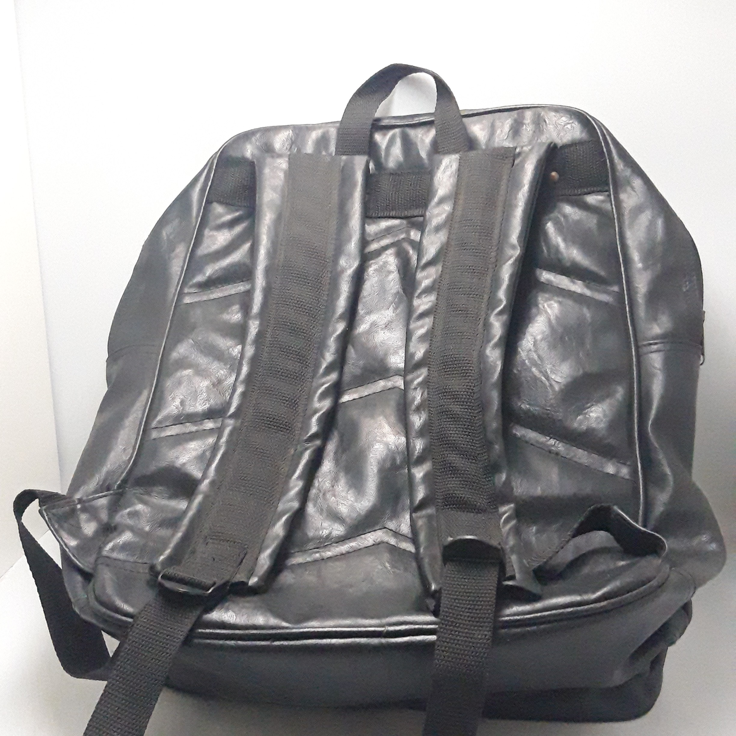 Voir photo 3 de Sac à dos Best B Bag International en cuir noir Sac à dos Best B Bag International en cuir noir Bon état reconditionné photo 3