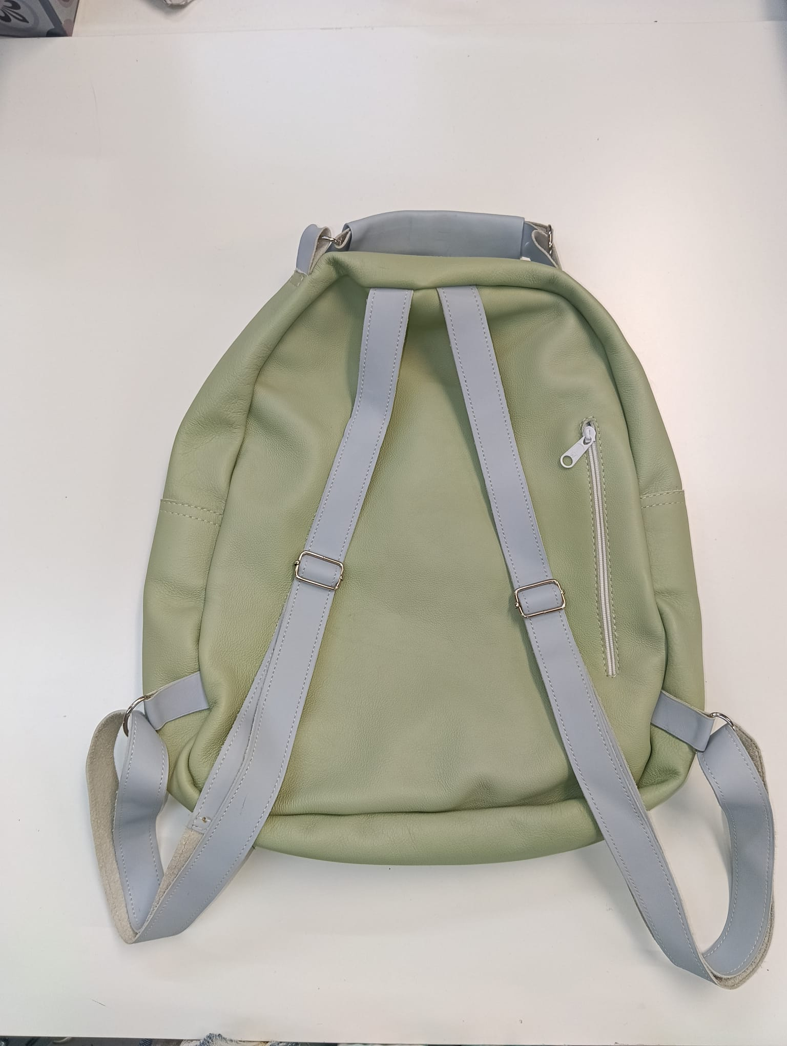 Voir photo 2 de Sac à dos cuir upcycling Vert sauge Sac à dos cuir upcycling Vert sauge Parfait état reconditionné photo 2