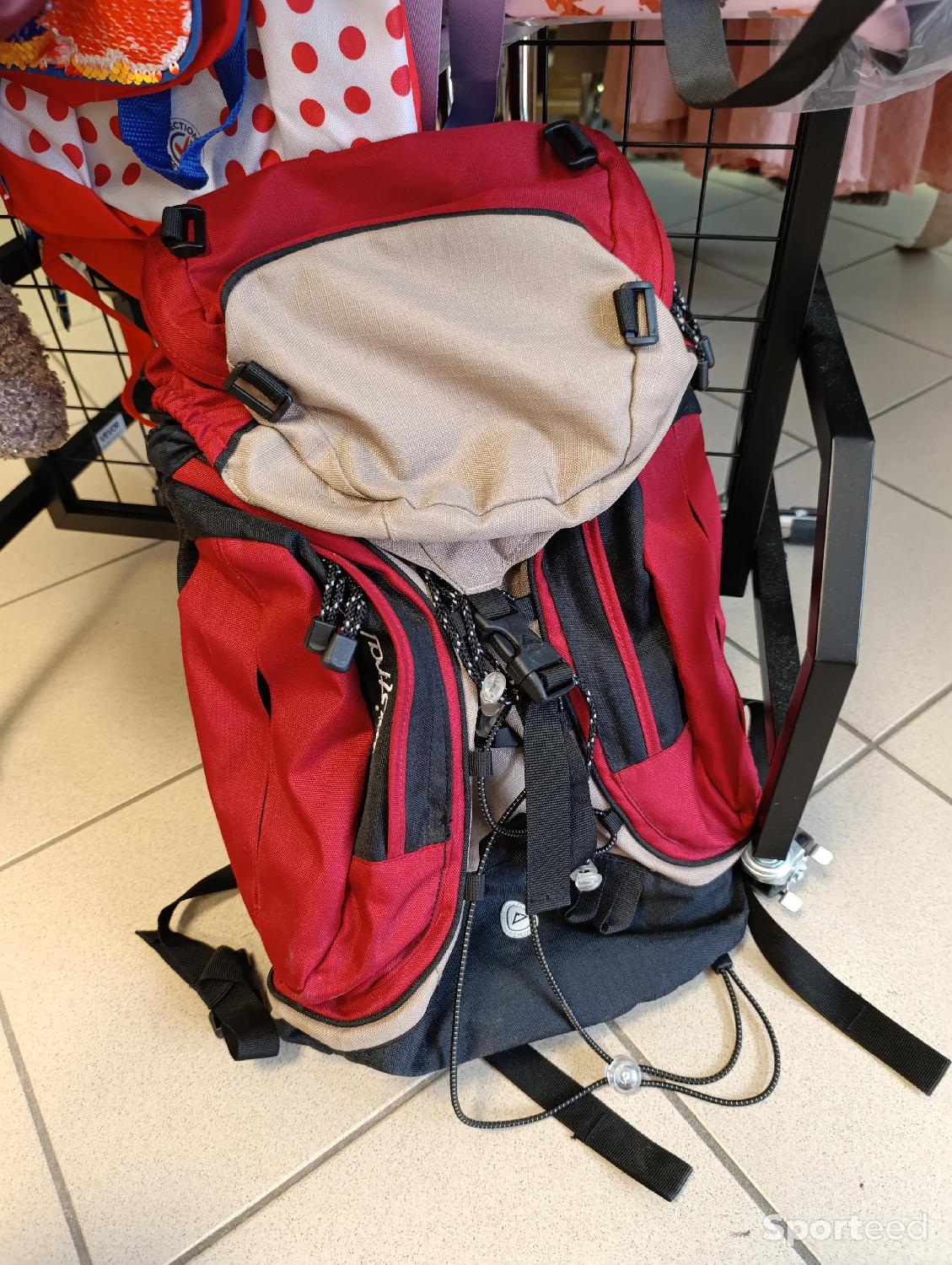 sac à dos de randonnée rouge et noir Mac kinley Très bon état reconditionné disponible sur Sporteed