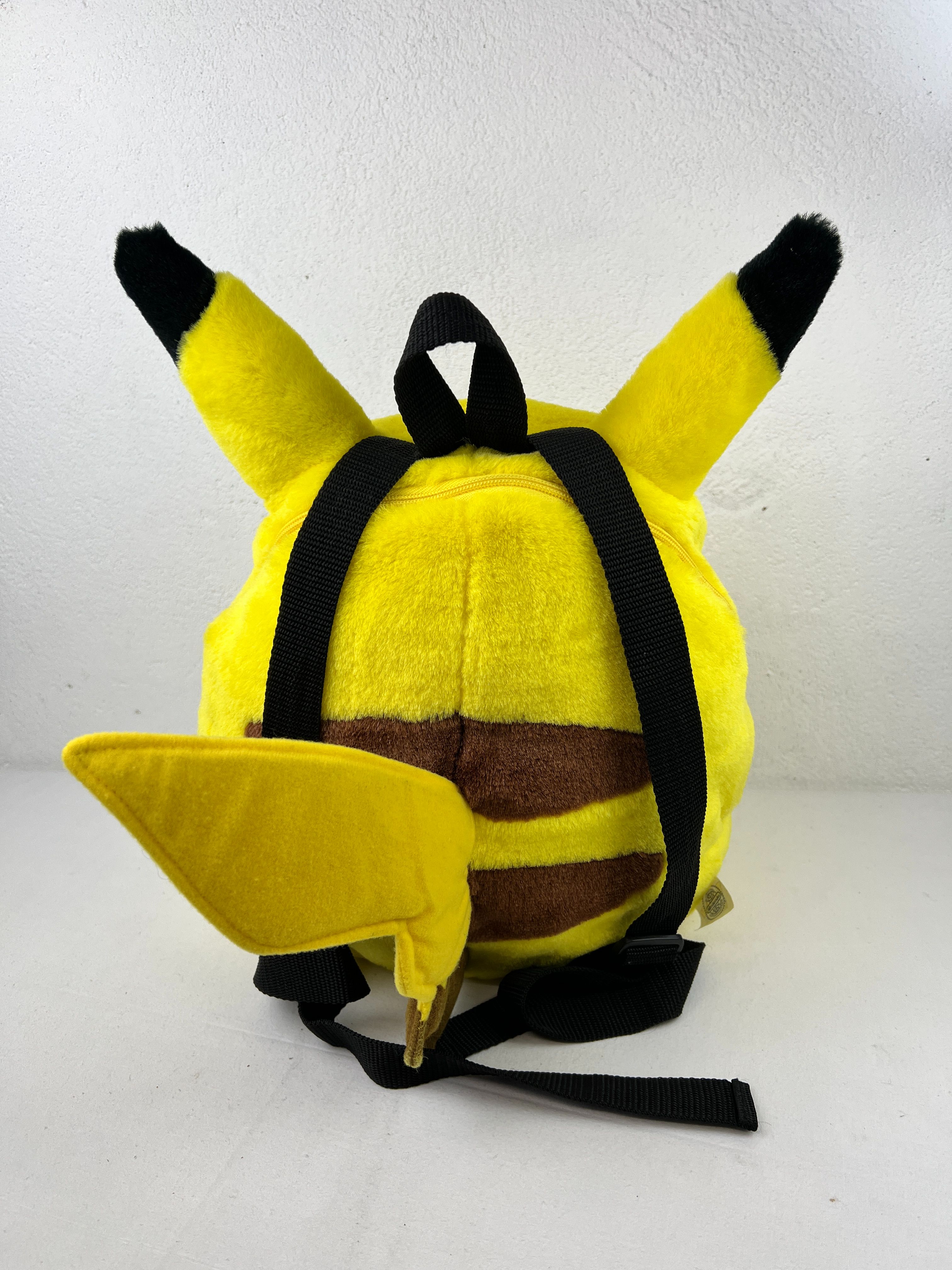 Voir photo 2 de Sac à dos Pikachu Tomy Sac à dos Pikachu Tomy Très bon état reconditionné photo 2