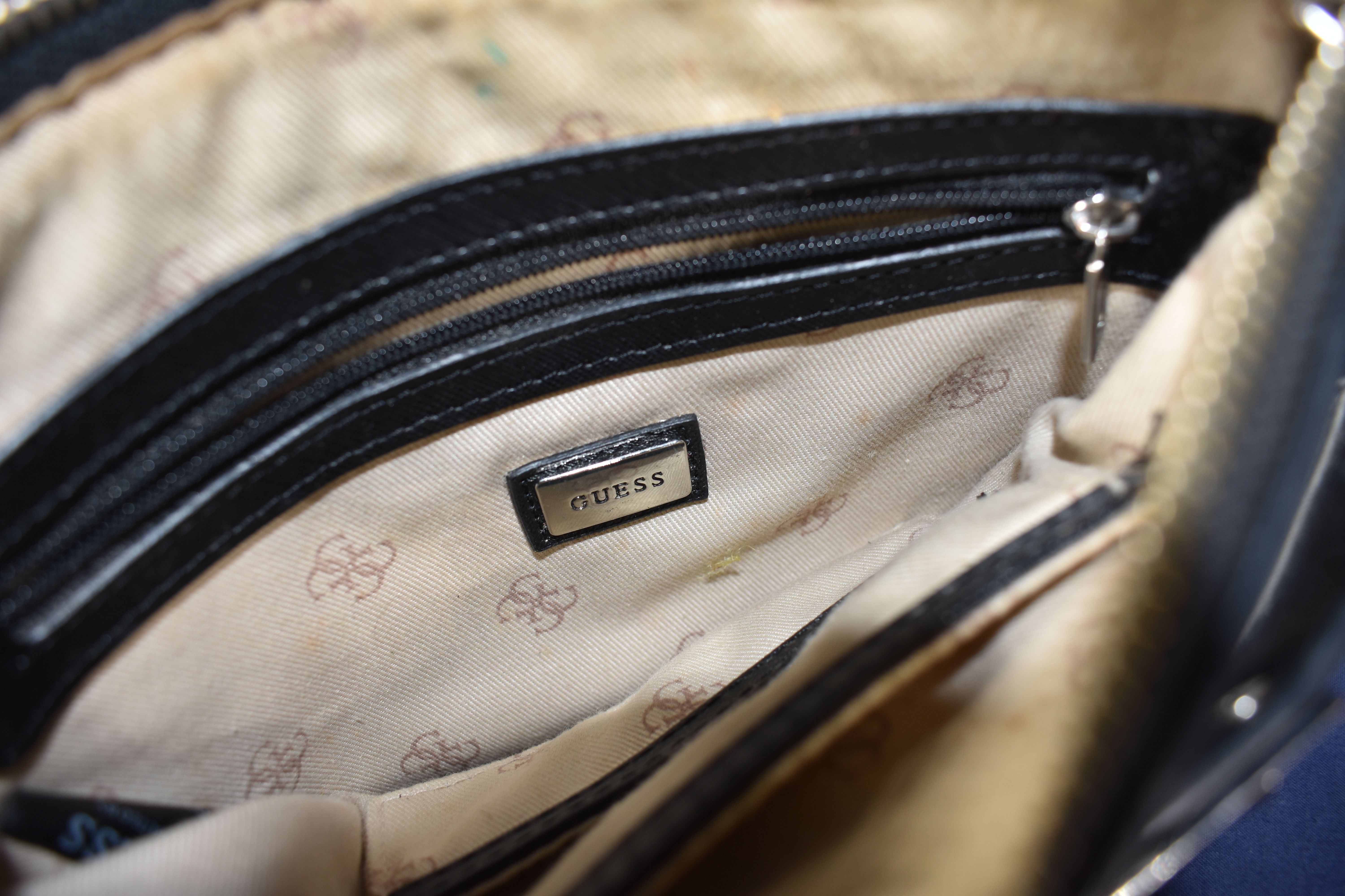 Voir photo 3 de Sac à main GUESS type pochette en cuir vegan (anneau à recoudre) Sac à main GUESS type pochette en cuir vegan (anneau à recoudre) Bon état reconditionné photo 3
