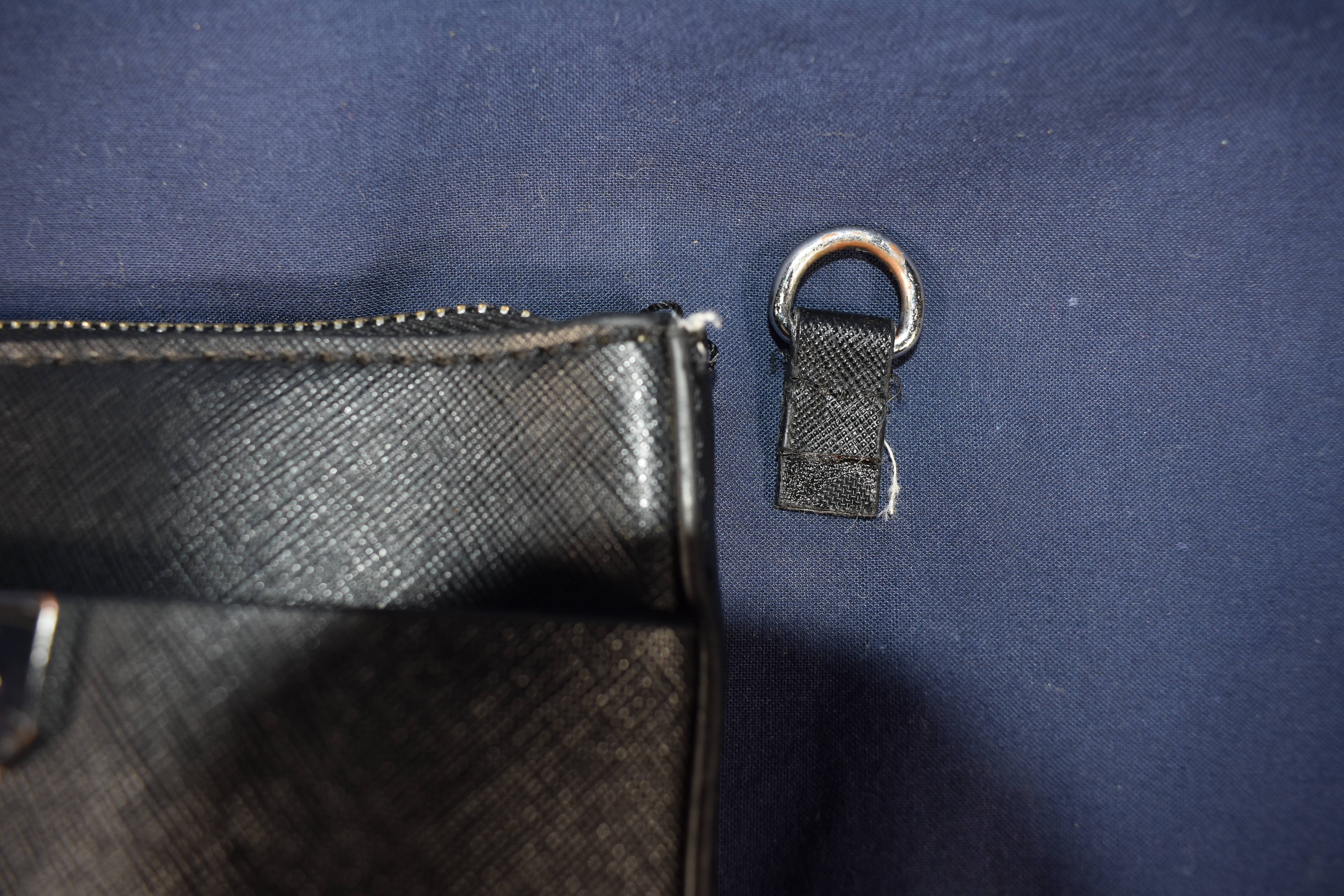 Voir photo 4 de Sac à main GUESS type pochette en cuir vegan (anneau à recoudre) Sac à main GUESS type pochette en cuir vegan (anneau à recoudre) Bon état reconditionné photo 4