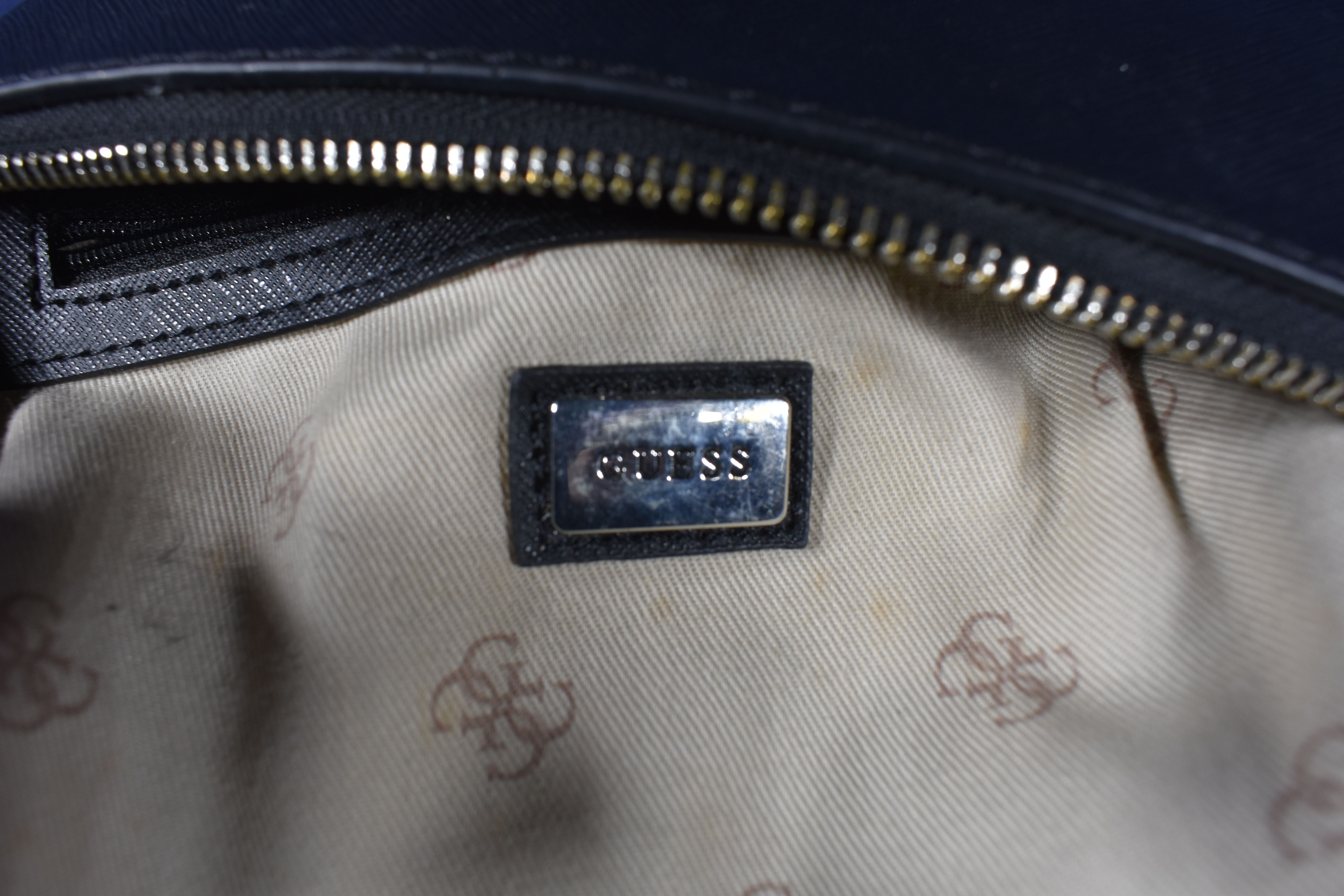 Voir photo 5 de Sac à main GUESS type pochette en cuir vegan (anneau à recoudre) Sac à main GUESS type pochette en cuir vegan (anneau à recoudre) Bon état reconditionné photo 5