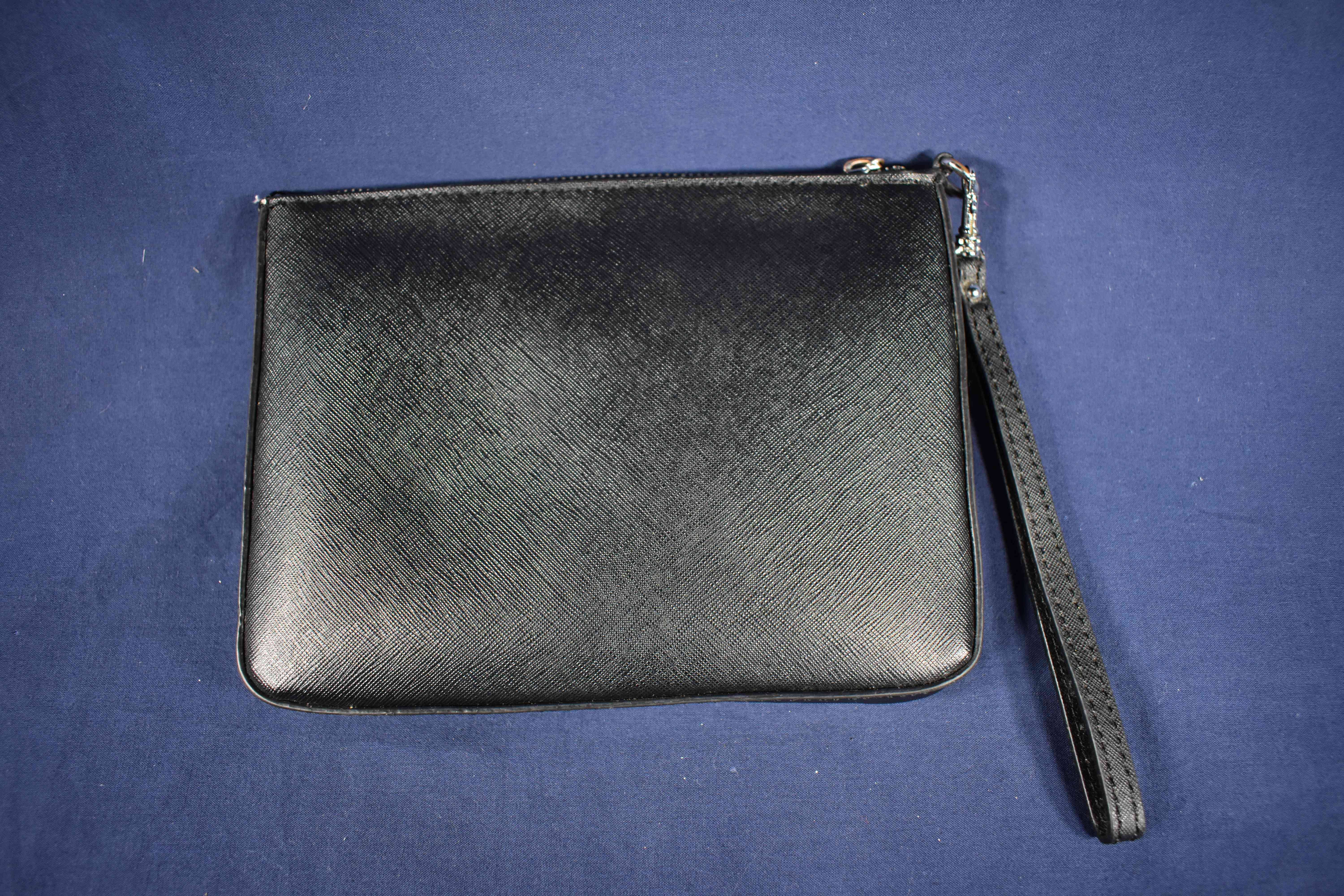Voir photo 6 de Sac à main GUESS type pochette en cuir vegan (anneau à recoudre) Sac à main GUESS type pochette en cuir vegan (anneau à recoudre) Bon état reconditionné photo 6