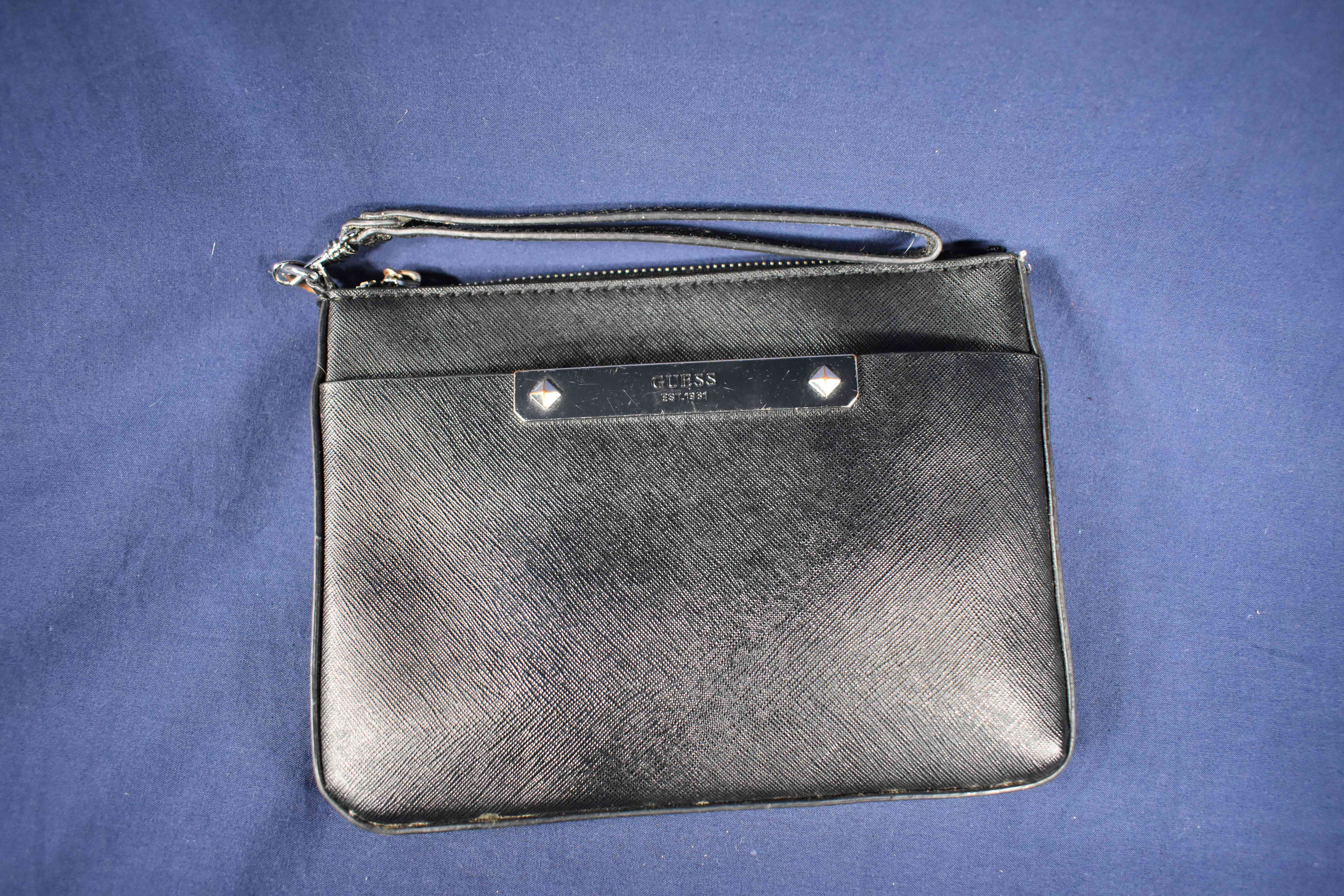 Voir photo 7 de Sac à main GUESS type pochette en cuir vegan (anneau à recoudre) Sac à main GUESS type pochette en cuir vegan (anneau à recoudre) Bon état reconditionné photo 7