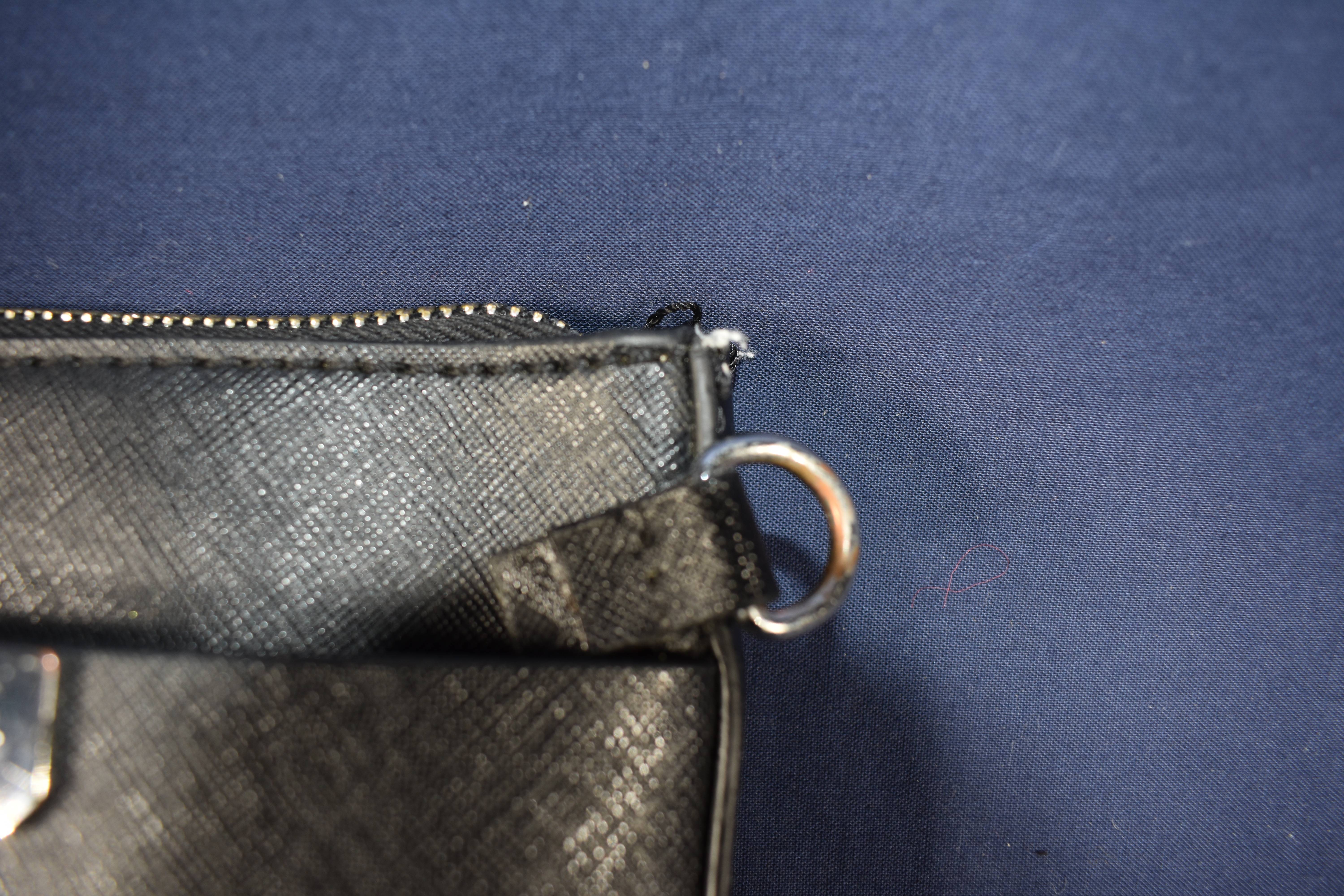 Voir photo 8 de Sac à main GUESS type pochette en cuir vegan (anneau à recoudre) Sac à main GUESS type pochette en cuir vegan (anneau à recoudre) Bon état reconditionné photo 8