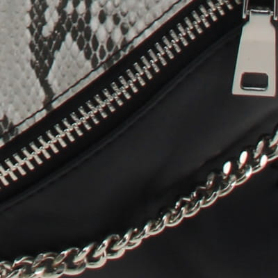 Voir photo 4 de Sac à main noir imprimé - femme - Kaporal - dimension 34 cm X 17 cm X 23 cm Sac à main noir imprimé - femme - Kaporal - dimension 34 cm X 17 cm X 23 cm Bon état reconditionné photo 4