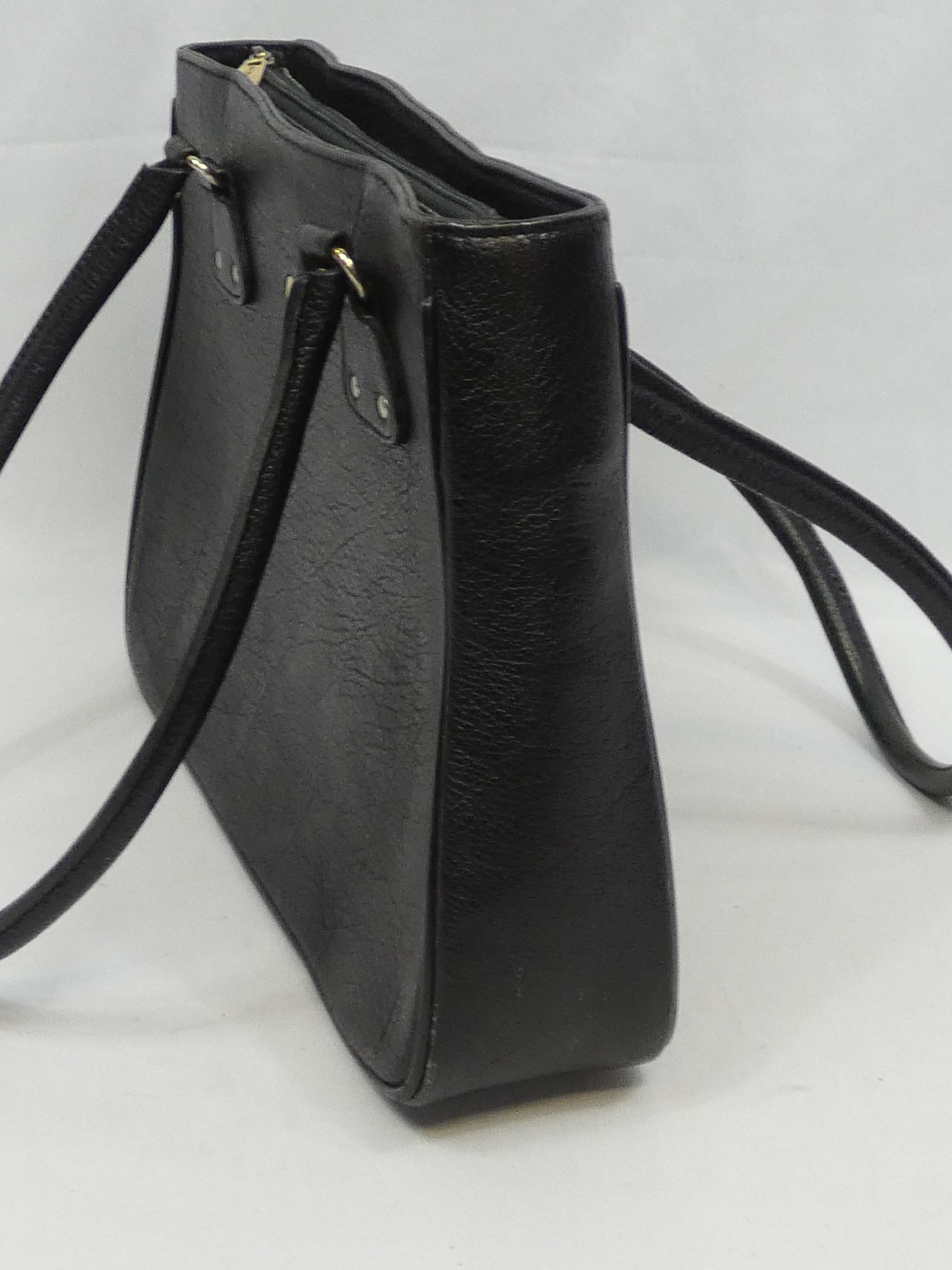 Voir photo 3 de Sac à main porté épaule en cuir noir de marque MAC DOUGLAS Sac à main porté épaule en cuir noir de marque MAC DOUGLAS Bon état reconditionné photo 3