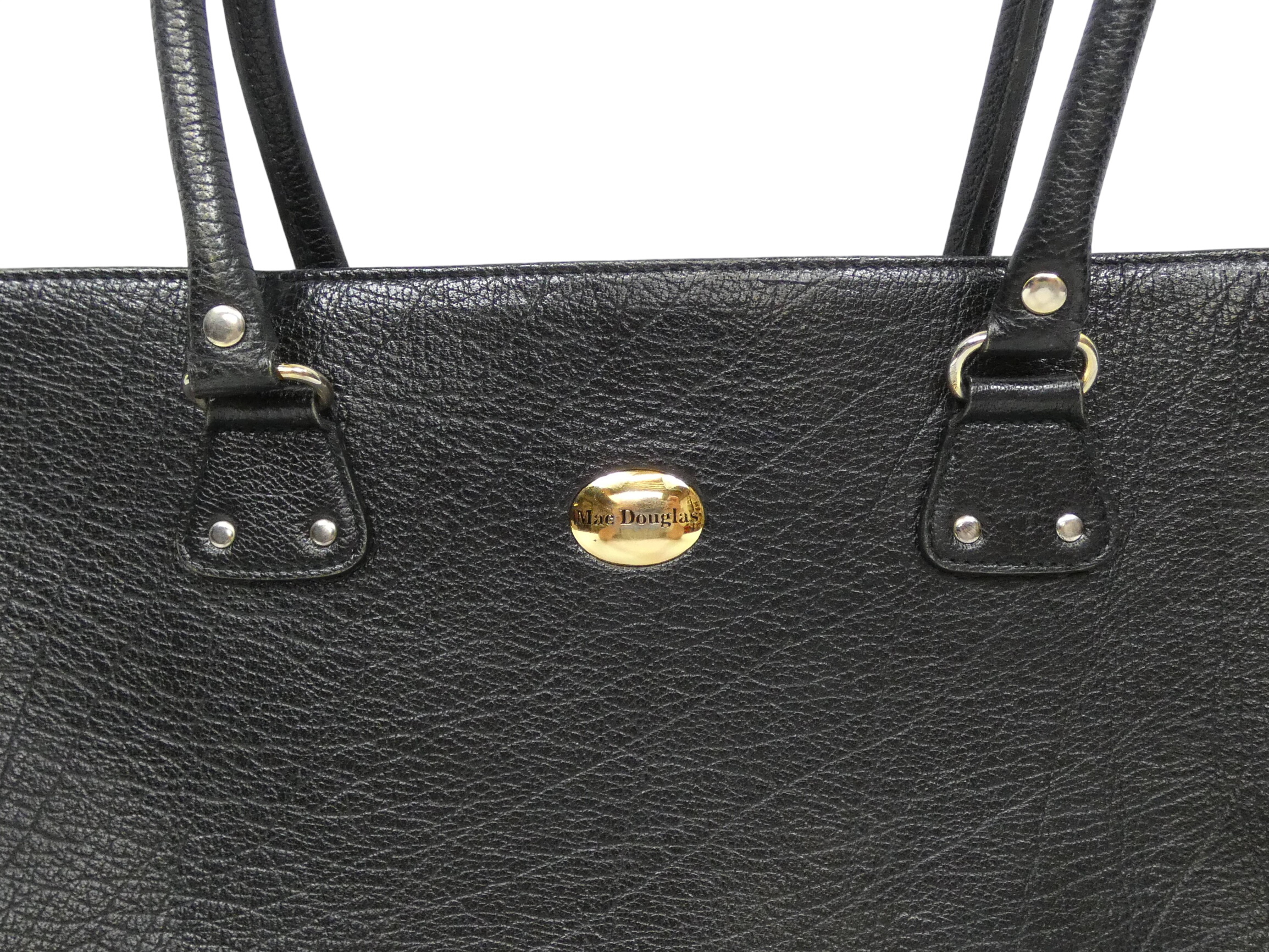 Sac à main porté épaule en cuir noir de marque MAC DOUGLAS Bon état - 45,00 € Sac à main porté épaule en cuir noir de marque MAC DOUGLAS Bon état reconditionné disponible sur Label Emmaüs