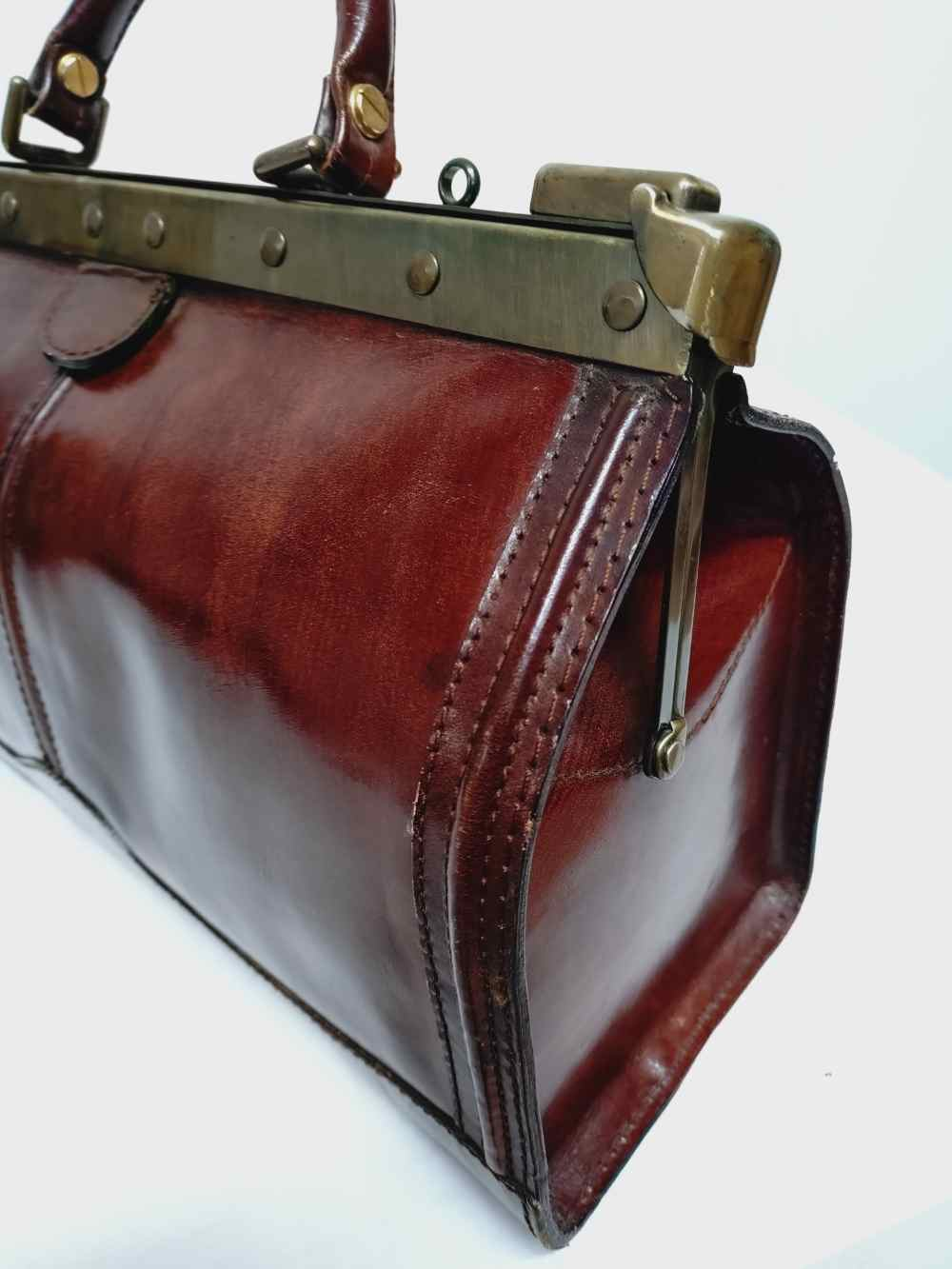 Voir photo 10 de Sac à main retro en cuir , ou mallette de docteur, pour femme ou pour homme.Vintage. Sac à main retro en cuir , ou mallette de docteur, pour femme ou pour homme.Vintage. Bon état reconditionné photo 10
