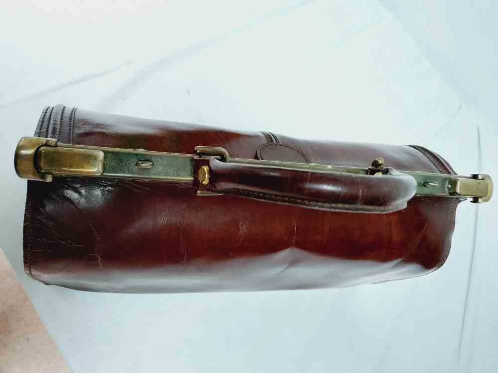 Voir photo 11 de Sac à main retro en cuir , ou mallette de docteur, pour femme ou pour homme.Vintage. Sac à main retro en cuir , ou mallette de docteur, pour femme ou pour homme.Vintage. Bon état reconditionné photo 11
