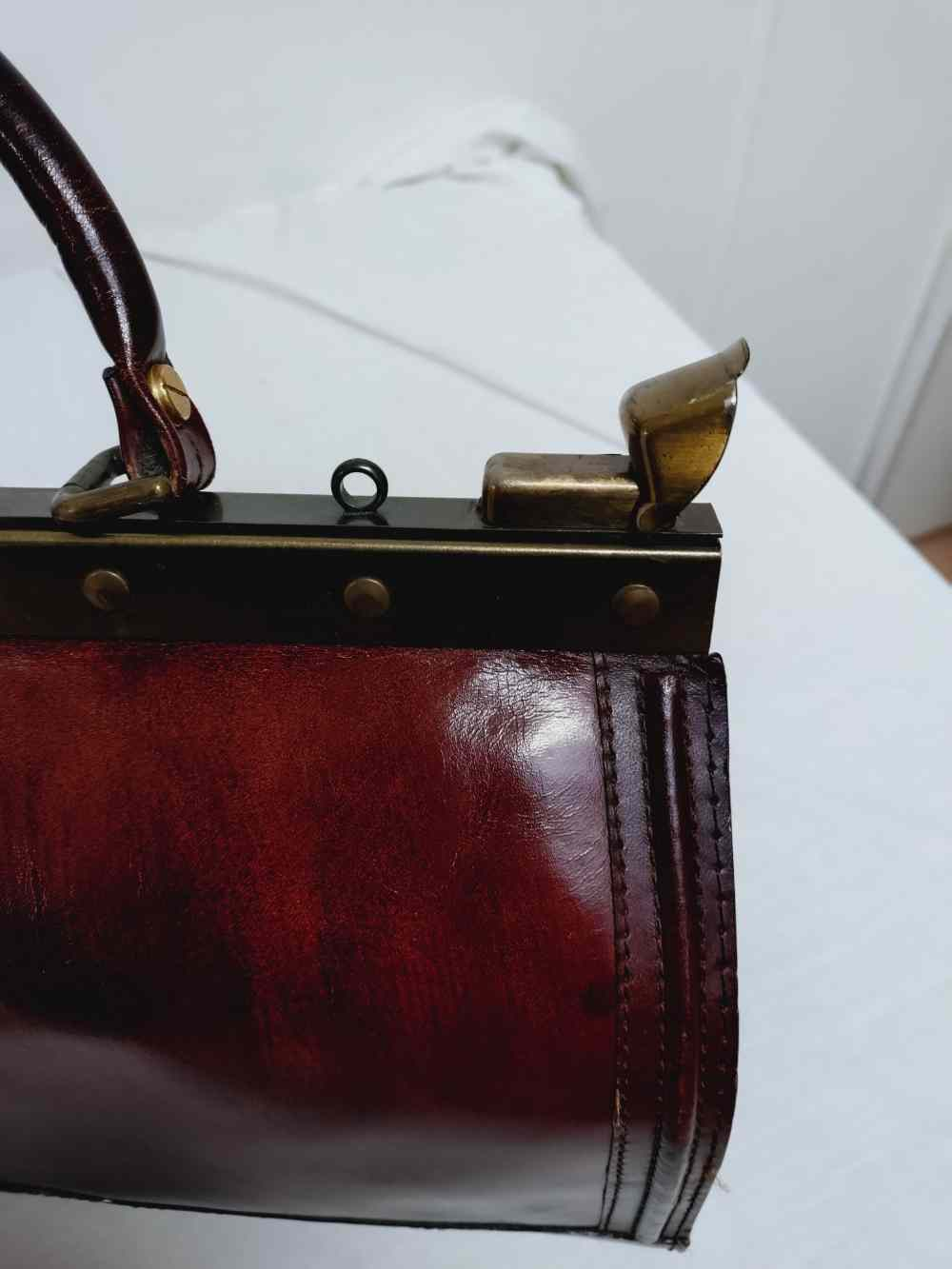 Voir photo 12 de Sac à main retro en cuir , ou mallette de docteur, pour femme ou pour homme.Vintage. Sac à main retro en cuir , ou mallette de docteur, pour femme ou pour homme.Vintage. Bon état reconditionné photo 12