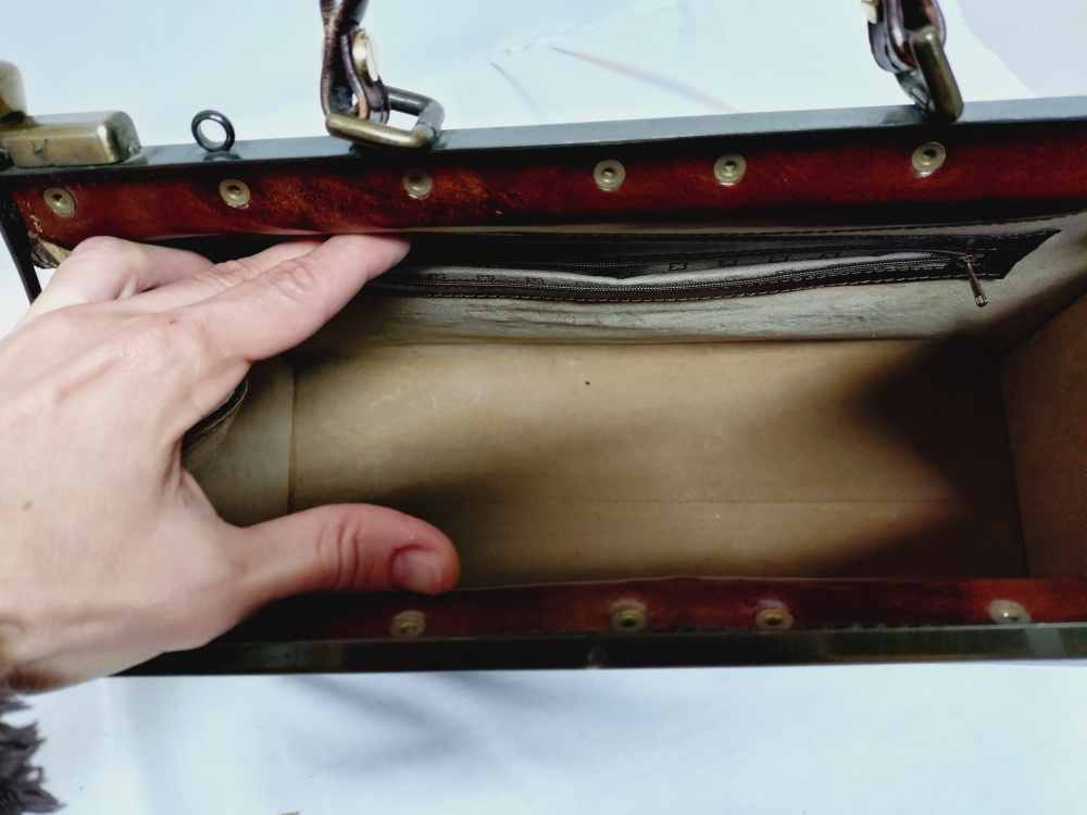 Voir photo 13 de Sac à main retro en cuir , ou mallette de docteur, pour femme ou pour homme.Vintage. Sac à main retro en cuir , ou mallette de docteur, pour femme ou pour homme.Vintage. Bon état reconditionné photo 13