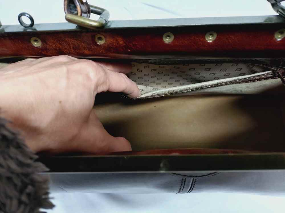 Voir photo 14 de Sac à main retro en cuir , ou mallette de docteur, pour femme ou pour homme.Vintage. Sac à main retro en cuir , ou mallette de docteur, pour femme ou pour homme.Vintage. Bon état reconditionné photo 14