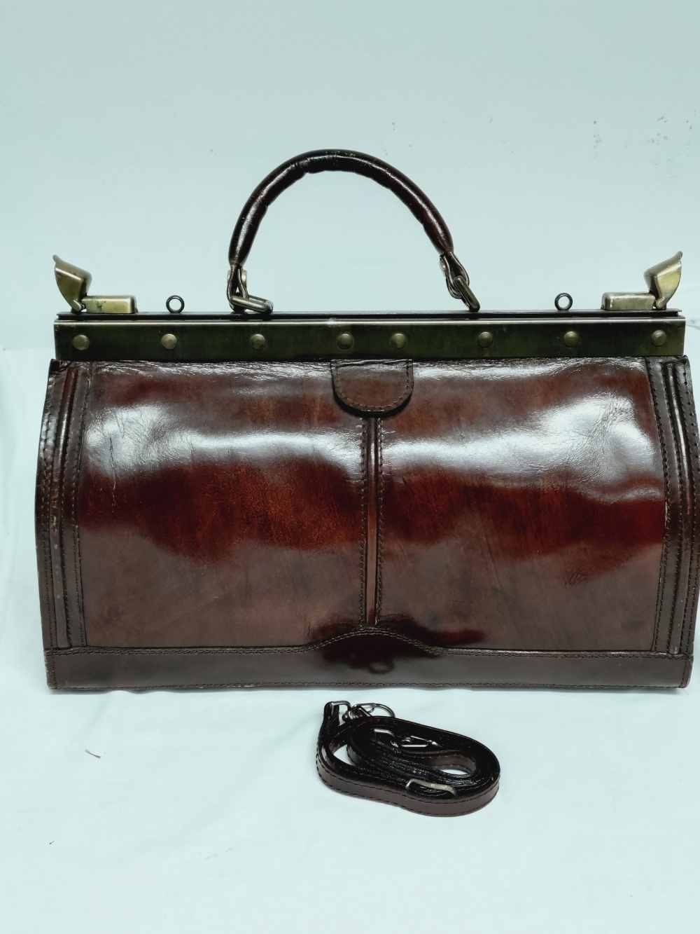 Voir photo 16 de Sac à main retro en cuir , ou mallette de docteur, pour femme ou pour homme.Vintage. Sac à main retro en cuir , ou mallette de docteur, pour femme ou pour homme.Vintage. Bon état reconditionné photo 16