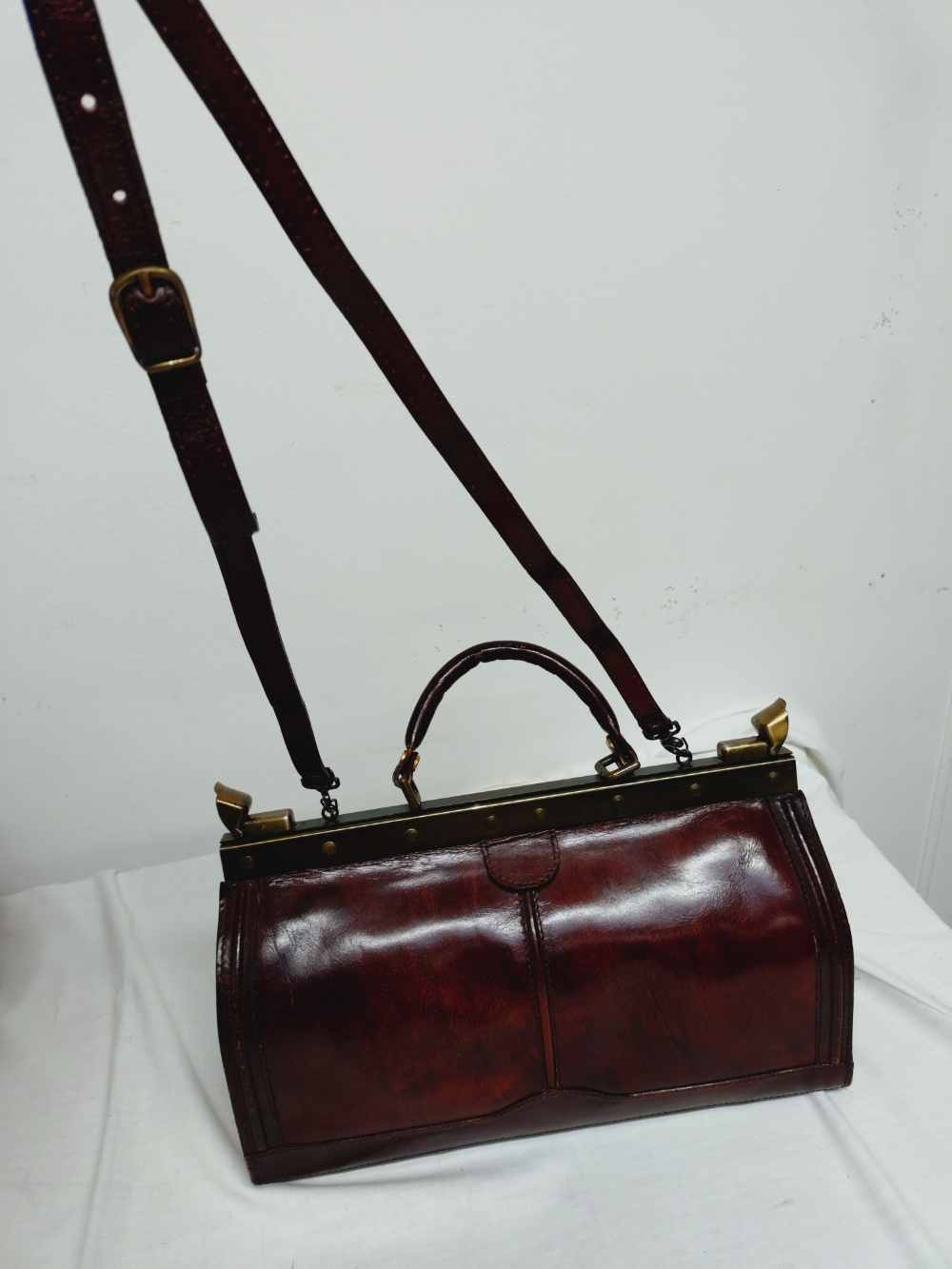 Voir photo 18 de Sac à main retro en cuir , ou mallette de docteur, pour femme ou pour homme.Vintage. Sac à main retro en cuir , ou mallette de docteur, pour femme ou pour homme.Vintage. Bon état reconditionné photo 18