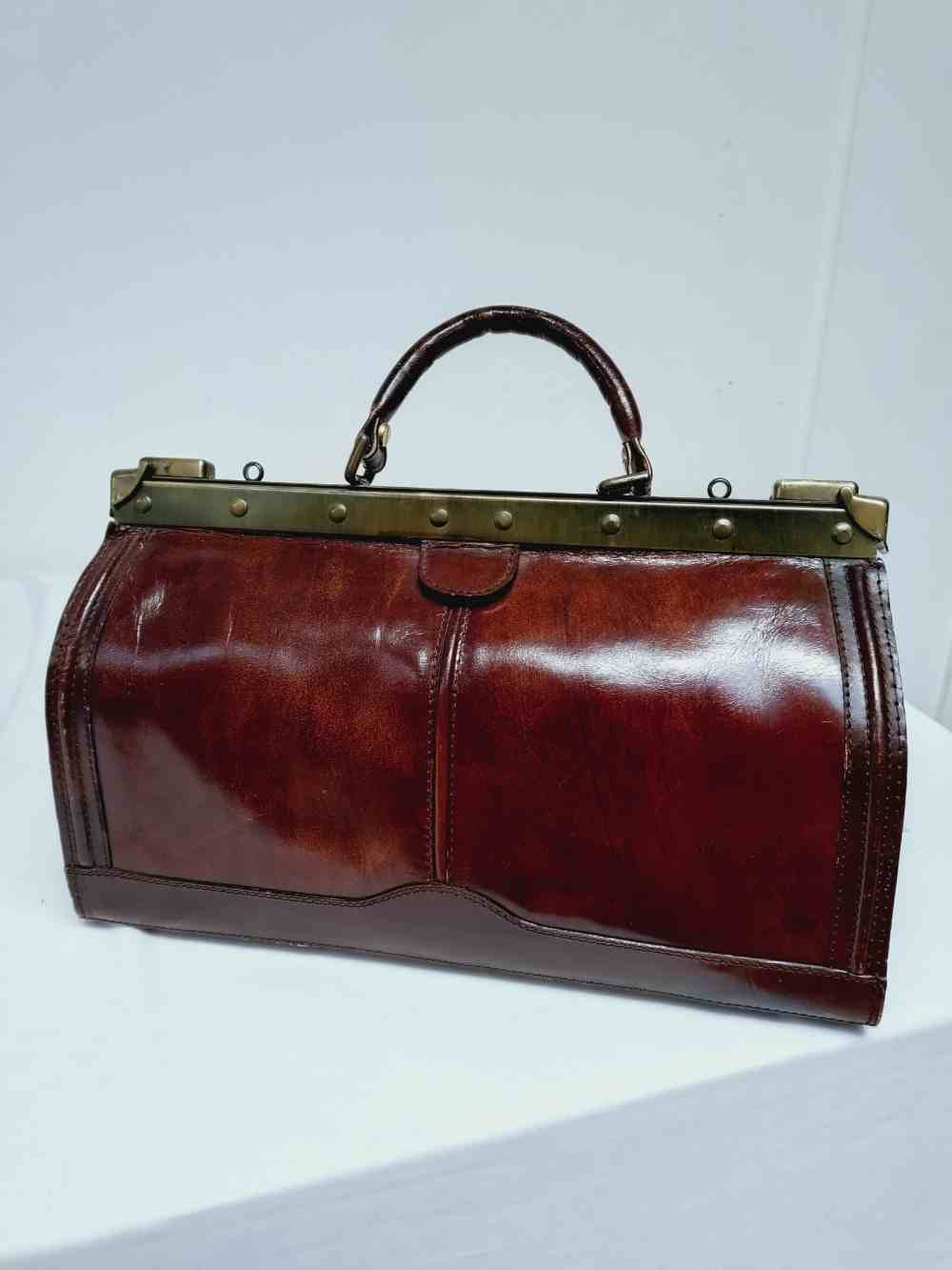Voir photo 2 de Sac à main retro en cuir , ou mallette de docteur, pour femme ou pour homme.Vintage. Sac à main retro en cuir , ou mallette de docteur, pour femme ou pour homme.Vintage. Bon état reconditionné photo 2