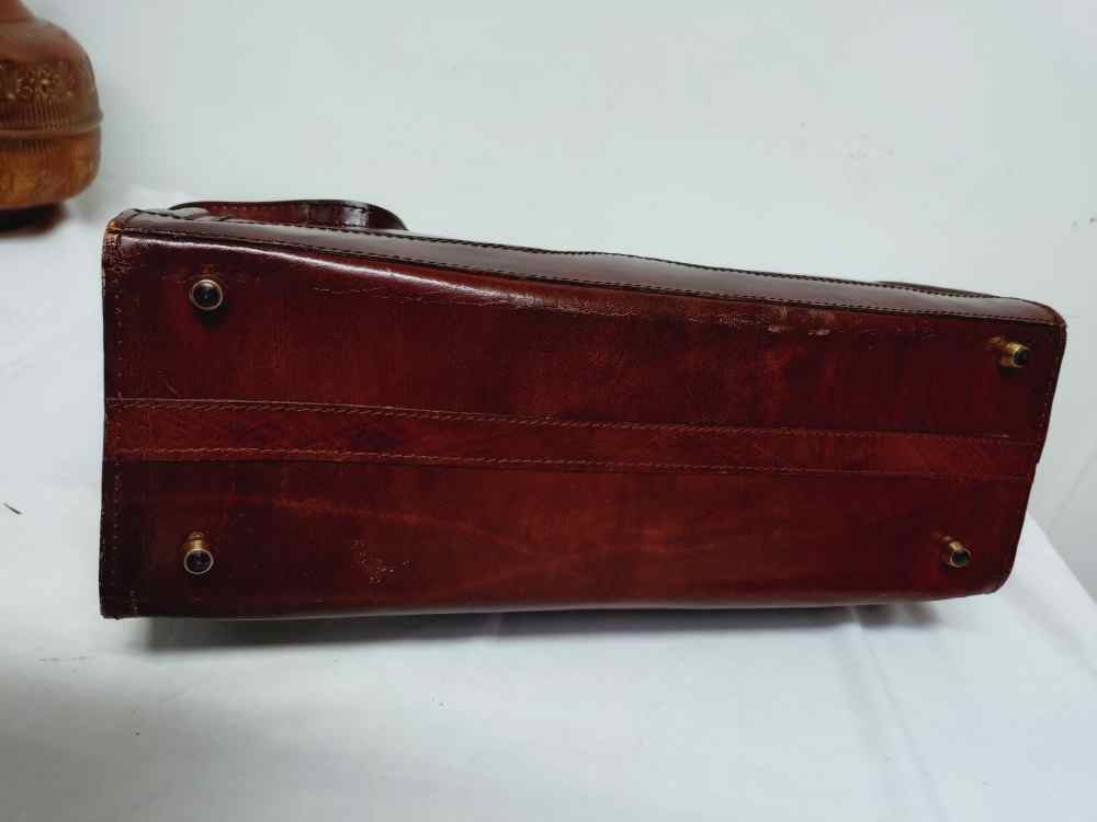 Voir photo 21 de Sac à main retro en cuir , ou mallette de docteur, pour femme ou pour homme.Vintage. Sac à main retro en cuir , ou mallette de docteur, pour femme ou pour homme.Vintage. Bon état reconditionné photo 21