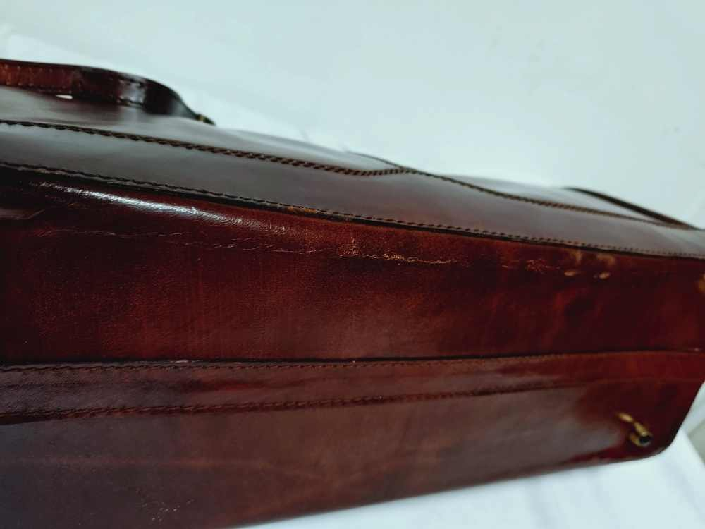 Voir photo 22 de Sac à main retro en cuir , ou mallette de docteur, pour femme ou pour homme.Vintage. Sac à main retro en cuir , ou mallette de docteur, pour femme ou pour homme.Vintage. Bon état reconditionné photo 22