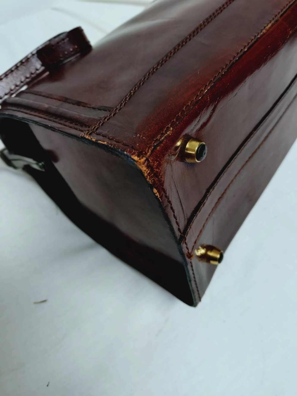 Voir photo 23 de Sac à main retro en cuir , ou mallette de docteur, pour femme ou pour homme.Vintage. Sac à main retro en cuir , ou mallette de docteur, pour femme ou pour homme.Vintage. Bon état reconditionné photo 23