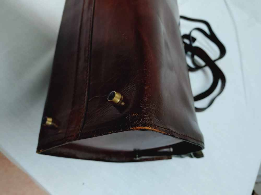 Voir photo 24 de Sac à main retro en cuir , ou mallette de docteur, pour femme ou pour homme.Vintage. Sac à main retro en cuir , ou mallette de docteur, pour femme ou pour homme.Vintage. Bon état reconditionné photo 24