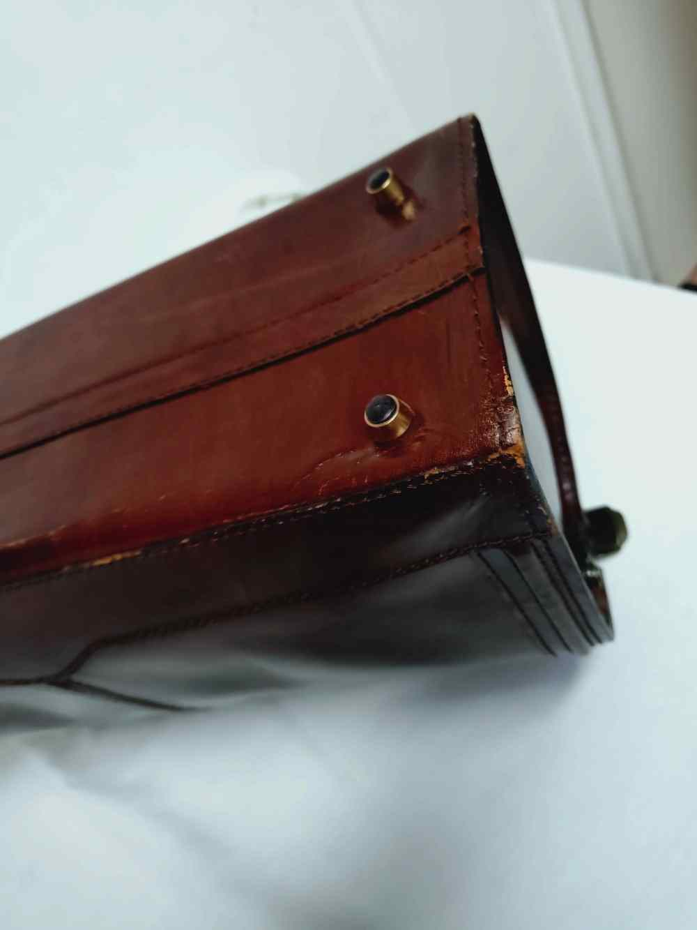 Voir photo 25 de Sac à main retro en cuir , ou mallette de docteur, pour femme ou pour homme.Vintage. Sac à main retro en cuir , ou mallette de docteur, pour femme ou pour homme.Vintage. Bon état reconditionné photo 25