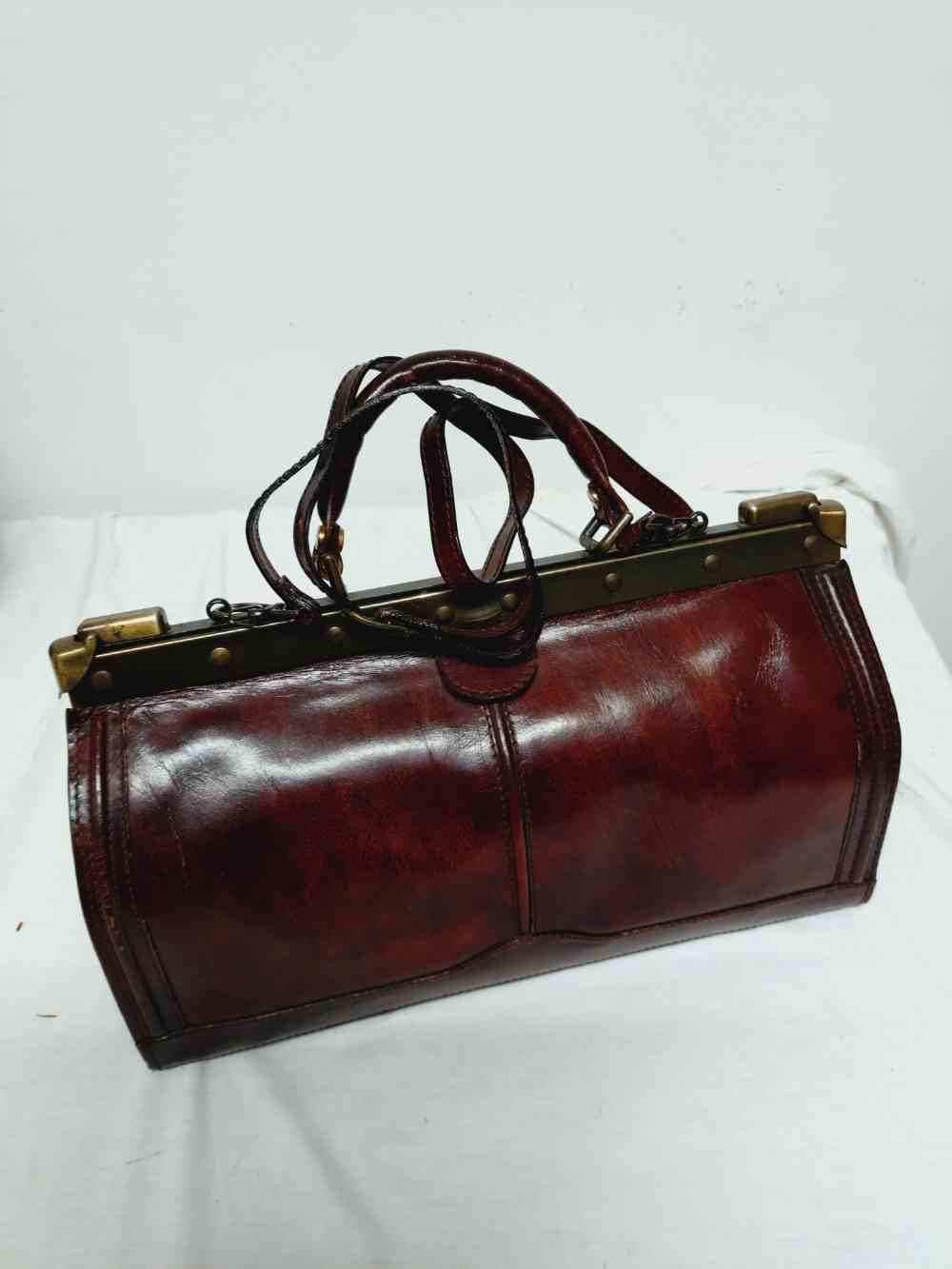 Voir photo 26 de Sac à main retro en cuir , ou mallette de docteur, pour femme ou pour homme.Vintage. Sac à main retro en cuir , ou mallette de docteur, pour femme ou pour homme.Vintage. Bon état reconditionné photo 26