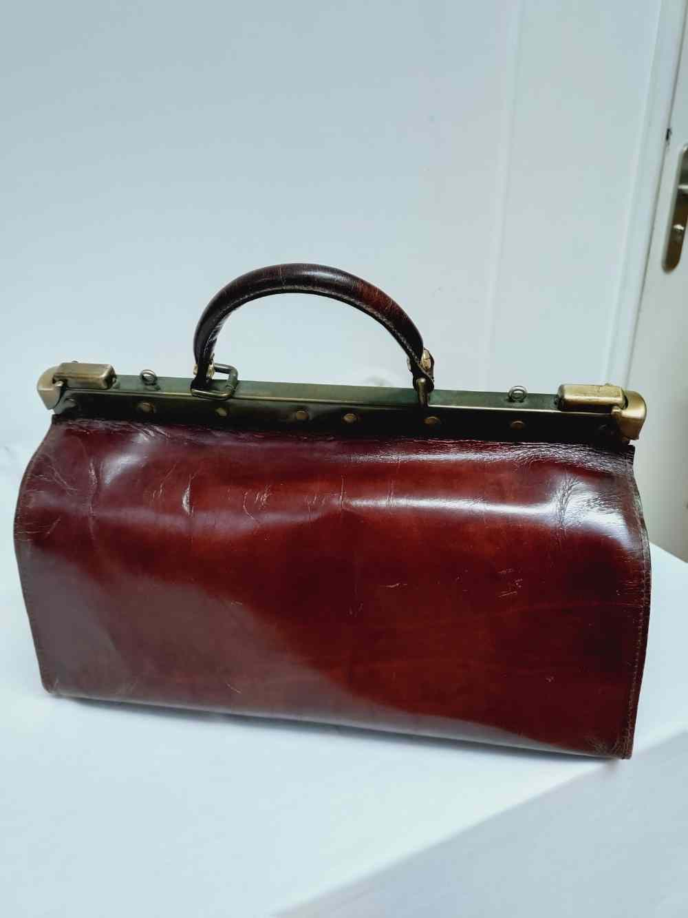 Voir photo 3 de Sac à main retro en cuir , ou mallette de docteur, pour femme ou pour homme.Vintage. Sac à main retro en cuir , ou mallette de docteur, pour femme ou pour homme.Vintage. Bon état reconditionné photo 3