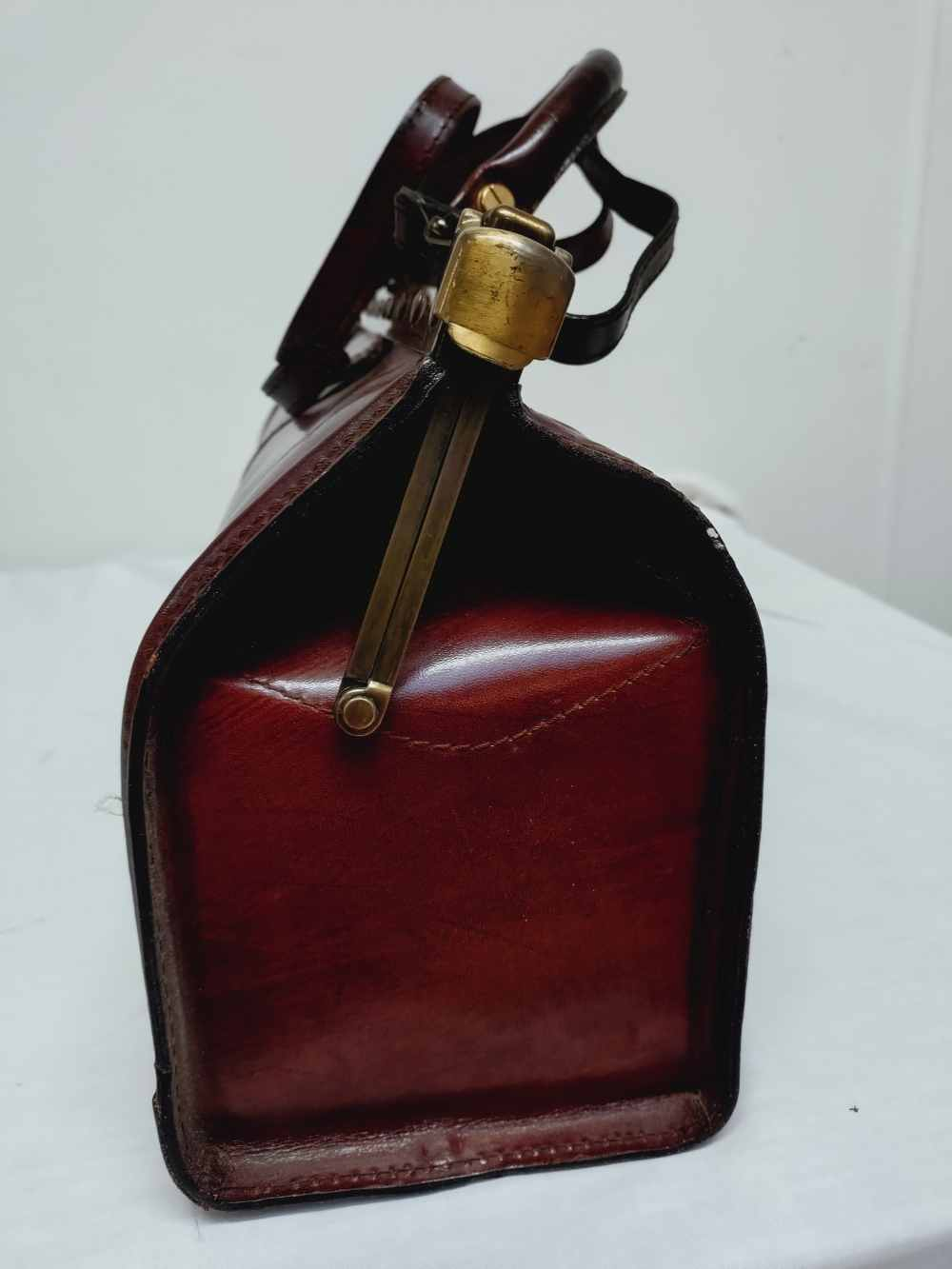 Voir photo 4 de Sac à main retro en cuir , ou mallette de docteur, pour femme ou pour homme.Vintage. Sac à main retro en cuir , ou mallette de docteur, pour femme ou pour homme.Vintage. Bon état reconditionné photo 4