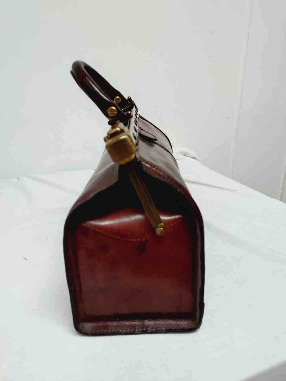 Voir photo 5 de Sac à main retro en cuir , ou mallette de docteur, pour femme ou pour homme.Vintage. Sac à main retro en cuir , ou mallette de docteur, pour femme ou pour homme.Vintage. Bon état reconditionné photo 5