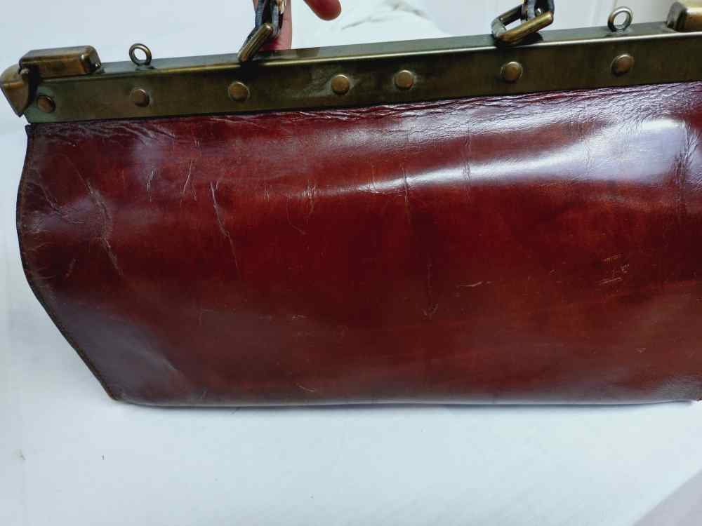 Voir photo 6 de Sac à main retro en cuir , ou mallette de docteur, pour femme ou pour homme.Vintage. Sac à main retro en cuir , ou mallette de docteur, pour femme ou pour homme.Vintage. Bon état reconditionné photo 6