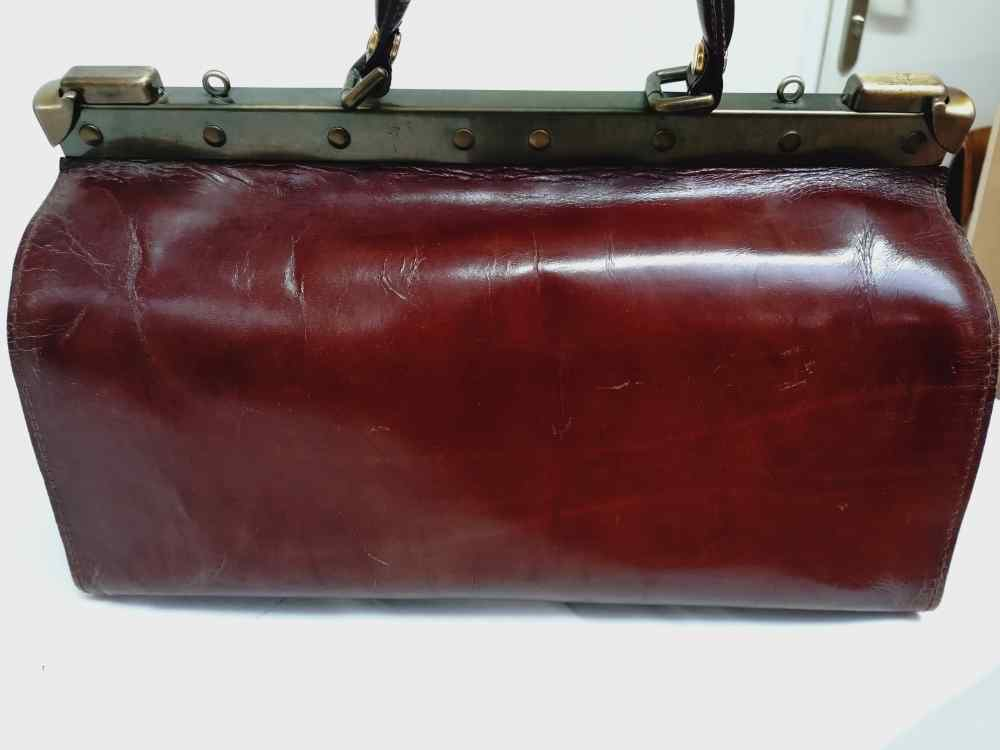 Voir photo 7 de Sac à main retro en cuir , ou mallette de docteur, pour femme ou pour homme.Vintage. Sac à main retro en cuir , ou mallette de docteur, pour femme ou pour homme.Vintage. Bon état reconditionné photo 7