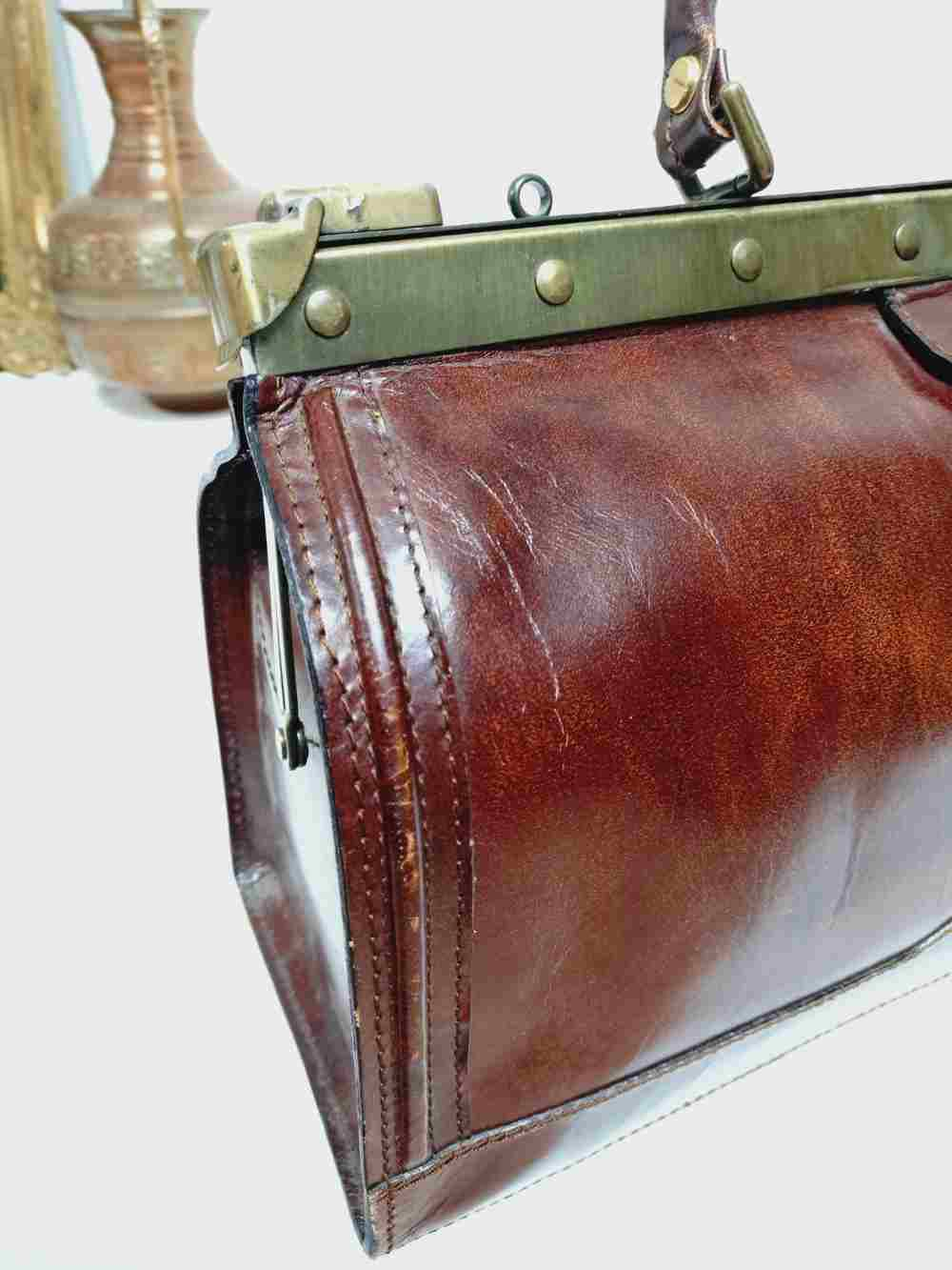 Voir photo 9 de Sac à main retro en cuir , ou mallette de docteur, pour femme ou pour homme.Vintage. Sac à main retro en cuir , ou mallette de docteur, pour femme ou pour homme.Vintage. Bon état reconditionné photo 9