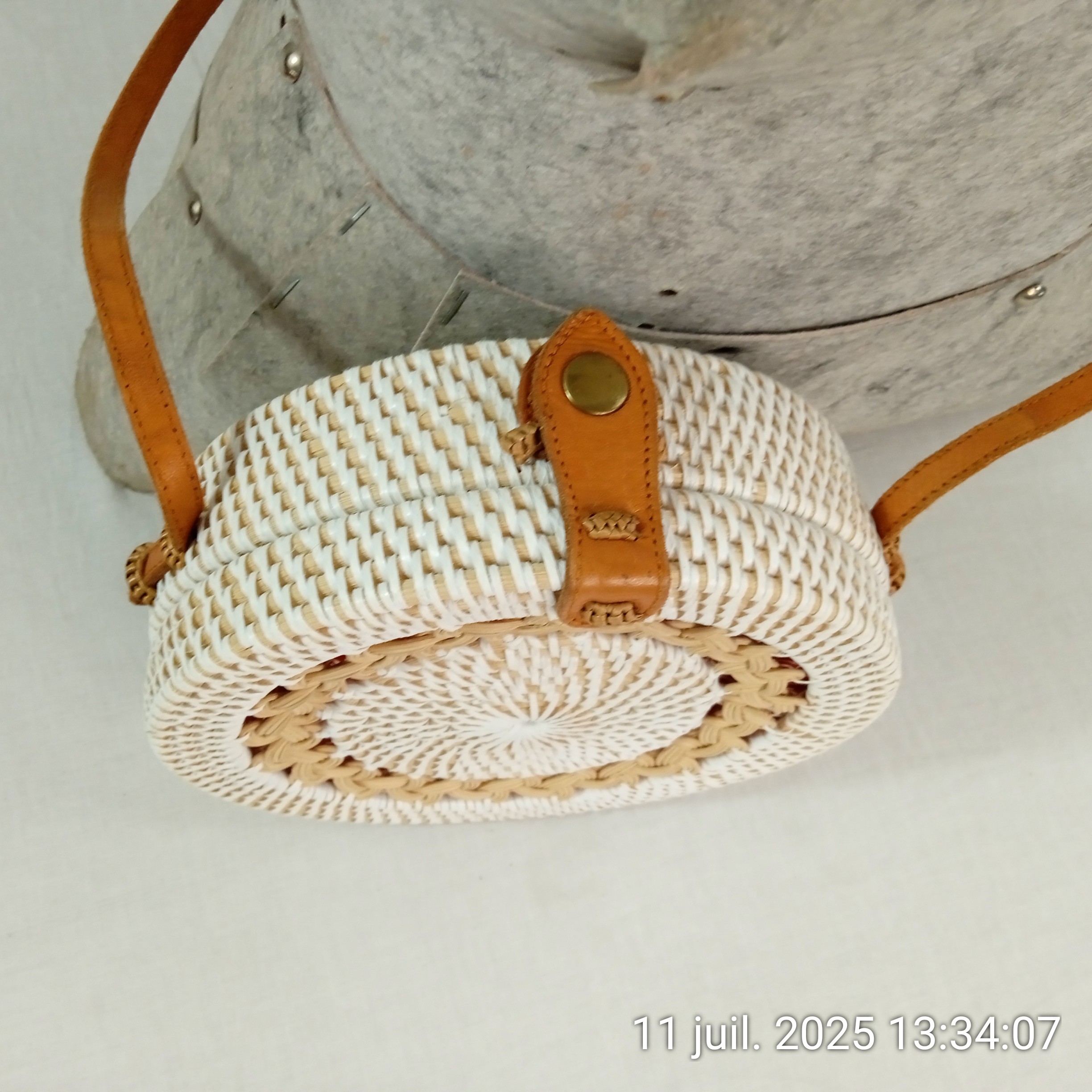 Voir photo 3 de Sac à main rond en rotin tressé à la main lanière en cuir véritable Sac à main rond en rotin tressé à la main lanière en cuir véritable Très bon état reconditionné photo 3
