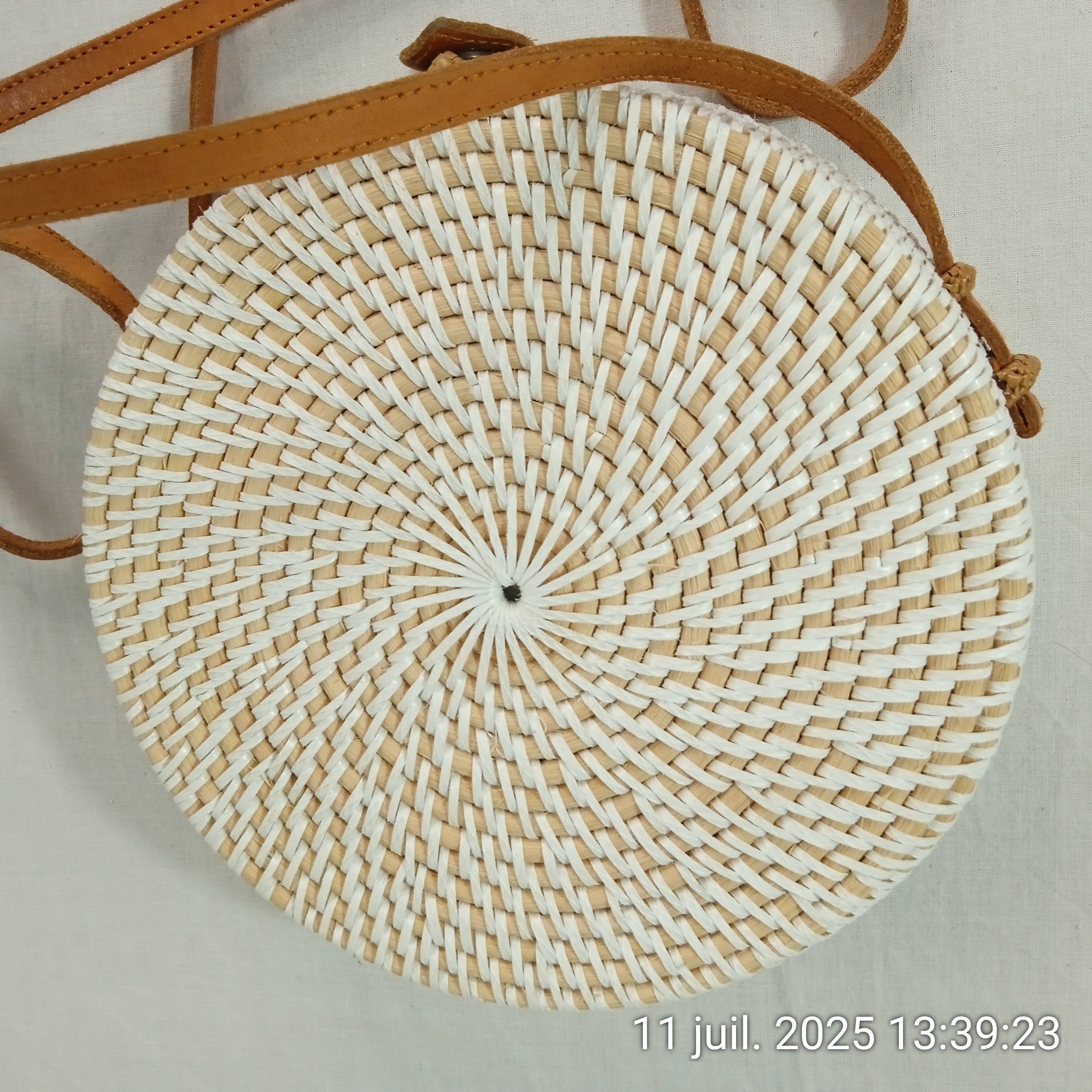 Voir photo 6 de Sac à main rond en rotin tressé à la main lanière en cuir véritable Sac à main rond en rotin tressé à la main lanière en cuir véritable Très bon état reconditionné photo 6