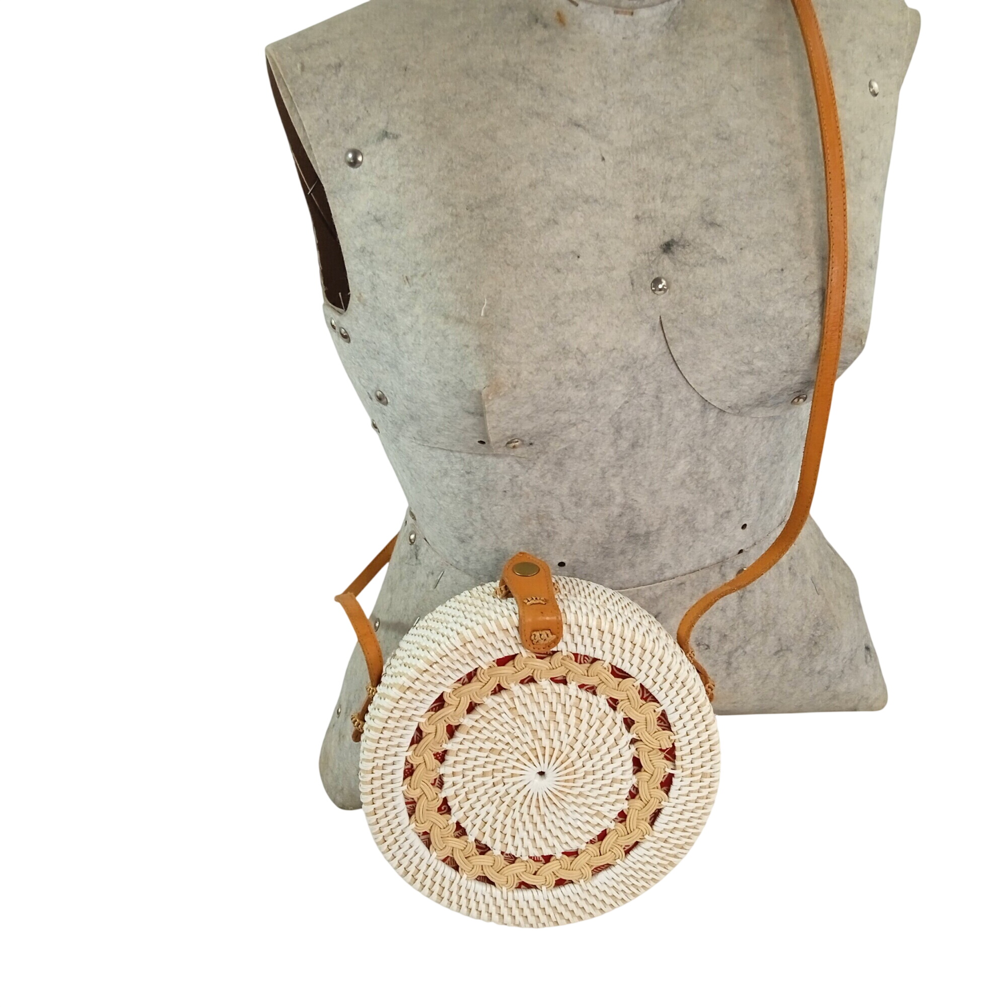 Sac à main rond en rotin tressé à la main lanière en cuir véritable Très bon état - 22,40 € Sac à main rond en rotin tressé à la main lanière en cuir véritable Très bon état reconditionné disponible sur Label Emmaüs