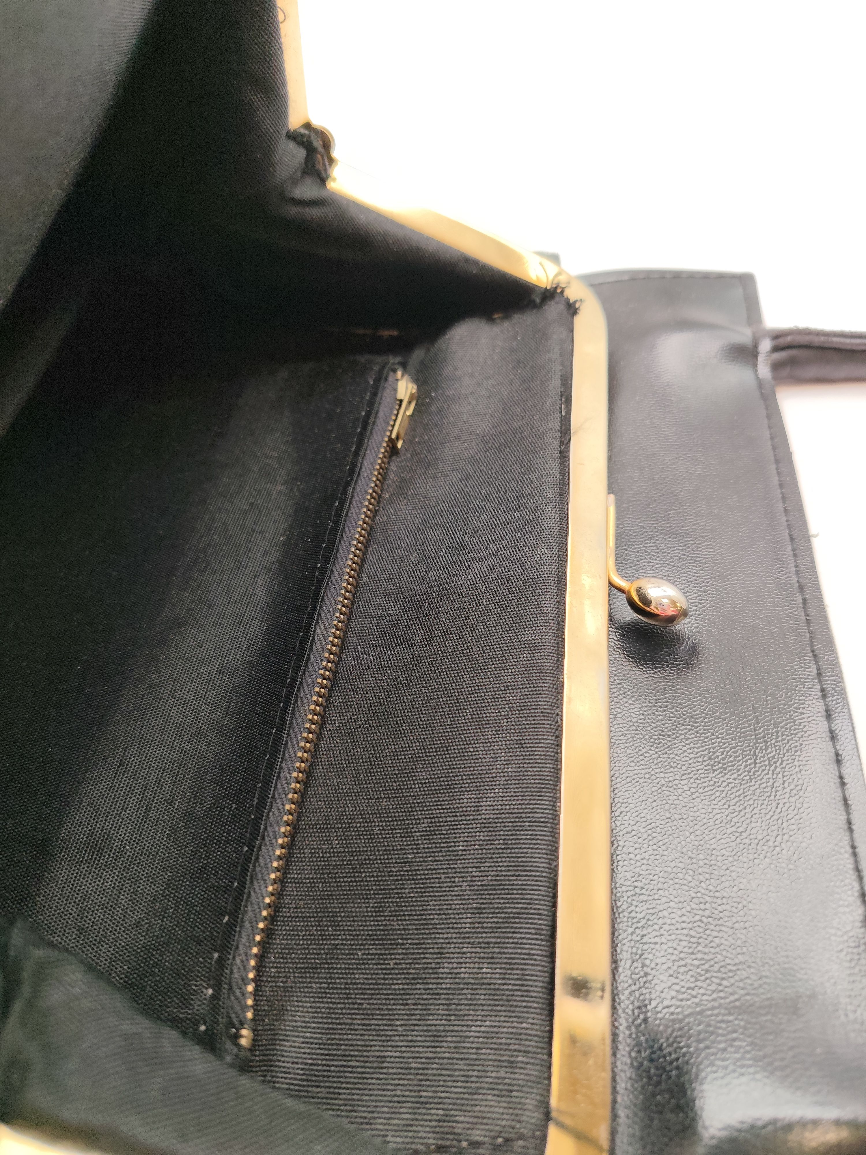 Voir photo 15 de Sac à main vintage années 60, sac à soufflets cuir noir, fermoir baisemain, rétro chic "style Kelly" Sac à main vintage années 60, sac à soufflets cuir noir, fermoir baisemain, rétro chic "style Kelly" Très bon état reconditionné photo 15