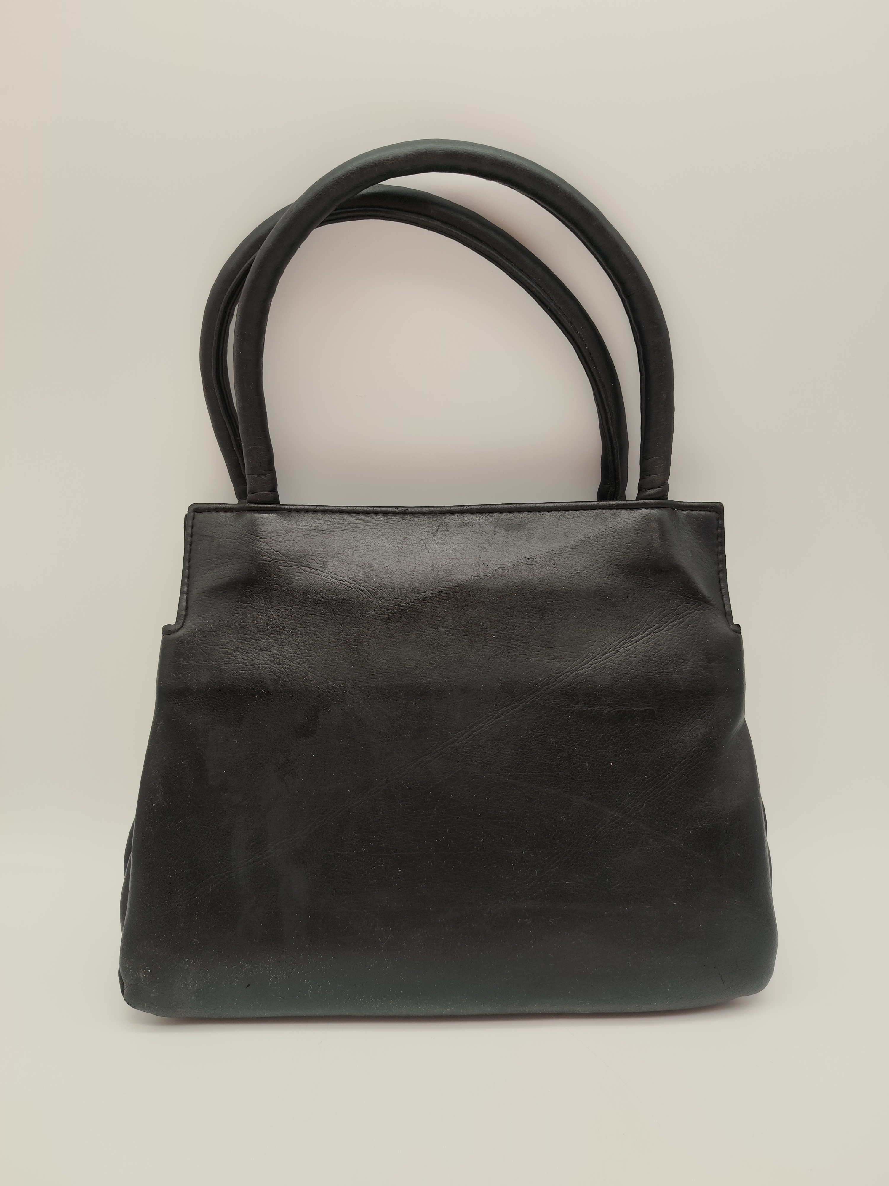 Voir photo 2 de Sac à main vintage années 60, sac à soufflets cuir noir, fermoir baisemain, rétro chic "style Kelly" Sac à main vintage années 60, sac à soufflets cuir noir, fermoir baisemain, rétro chic "style Kelly" Très bon état reconditionné photo 2