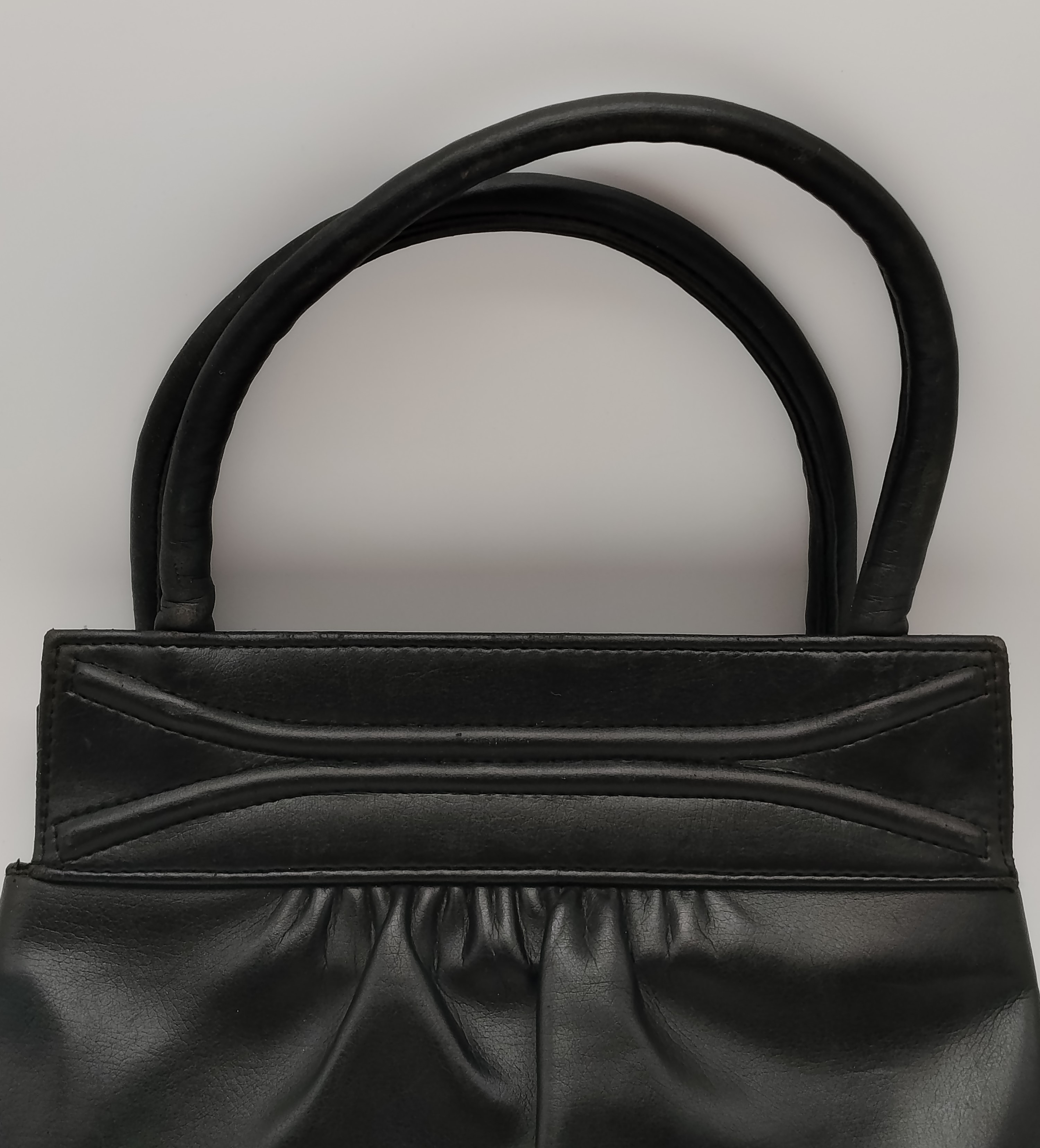 Voir photo 3 de Sac à main vintage années 60, sac à soufflets cuir noir, fermoir baisemain, rétro chic "style Kelly" Sac à main vintage années 60, sac à soufflets cuir noir, fermoir baisemain, rétro chic "style Kelly" Très bon état reconditionné photo 3