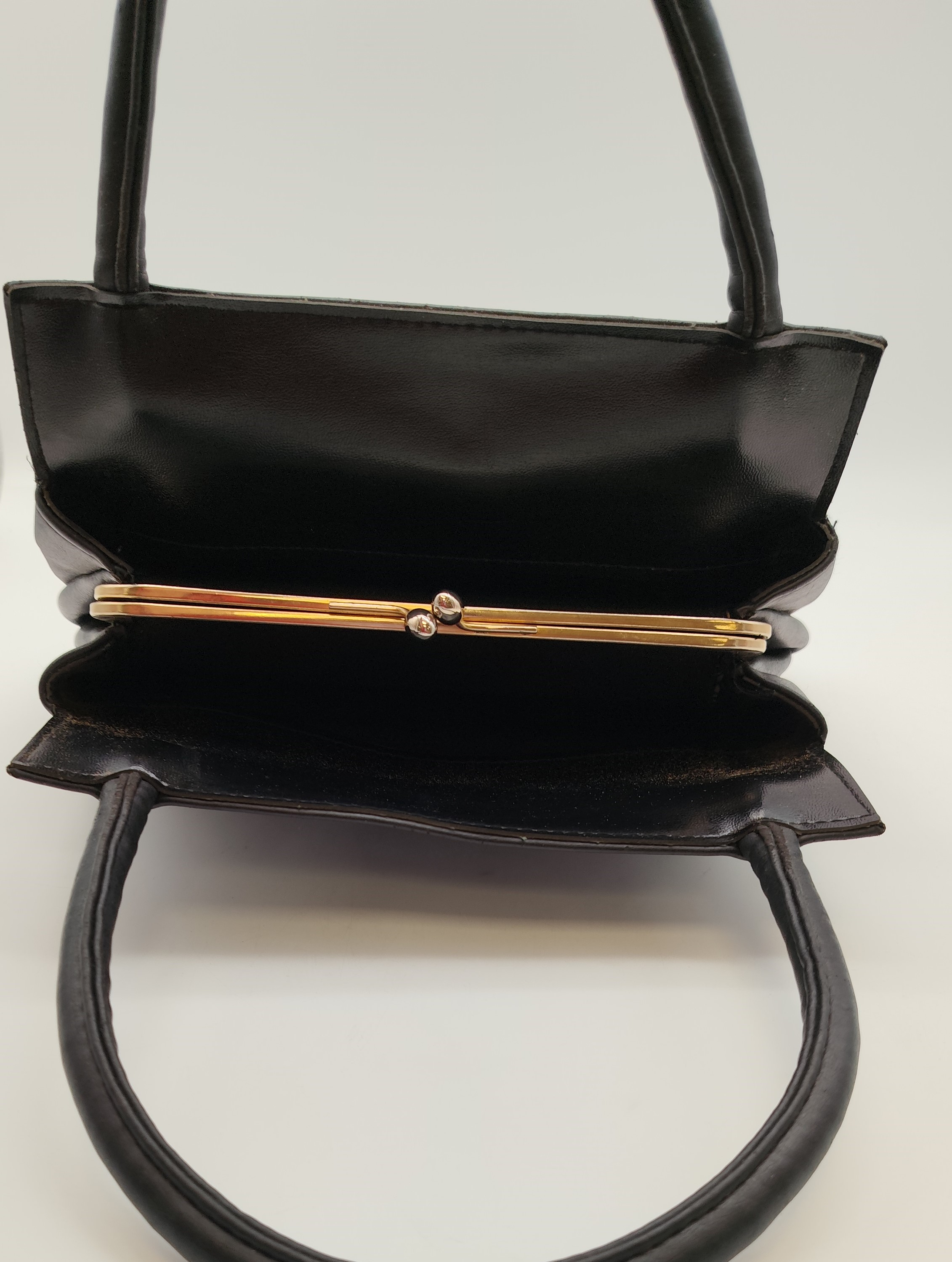 Voir photo 4 de Sac à main vintage années 60, sac à soufflets cuir noir, fermoir baisemain, rétro chic "style Kelly" Sac à main vintage années 60, sac à soufflets cuir noir, fermoir baisemain, rétro chic "style Kelly" Très bon état reconditionné photo 4
