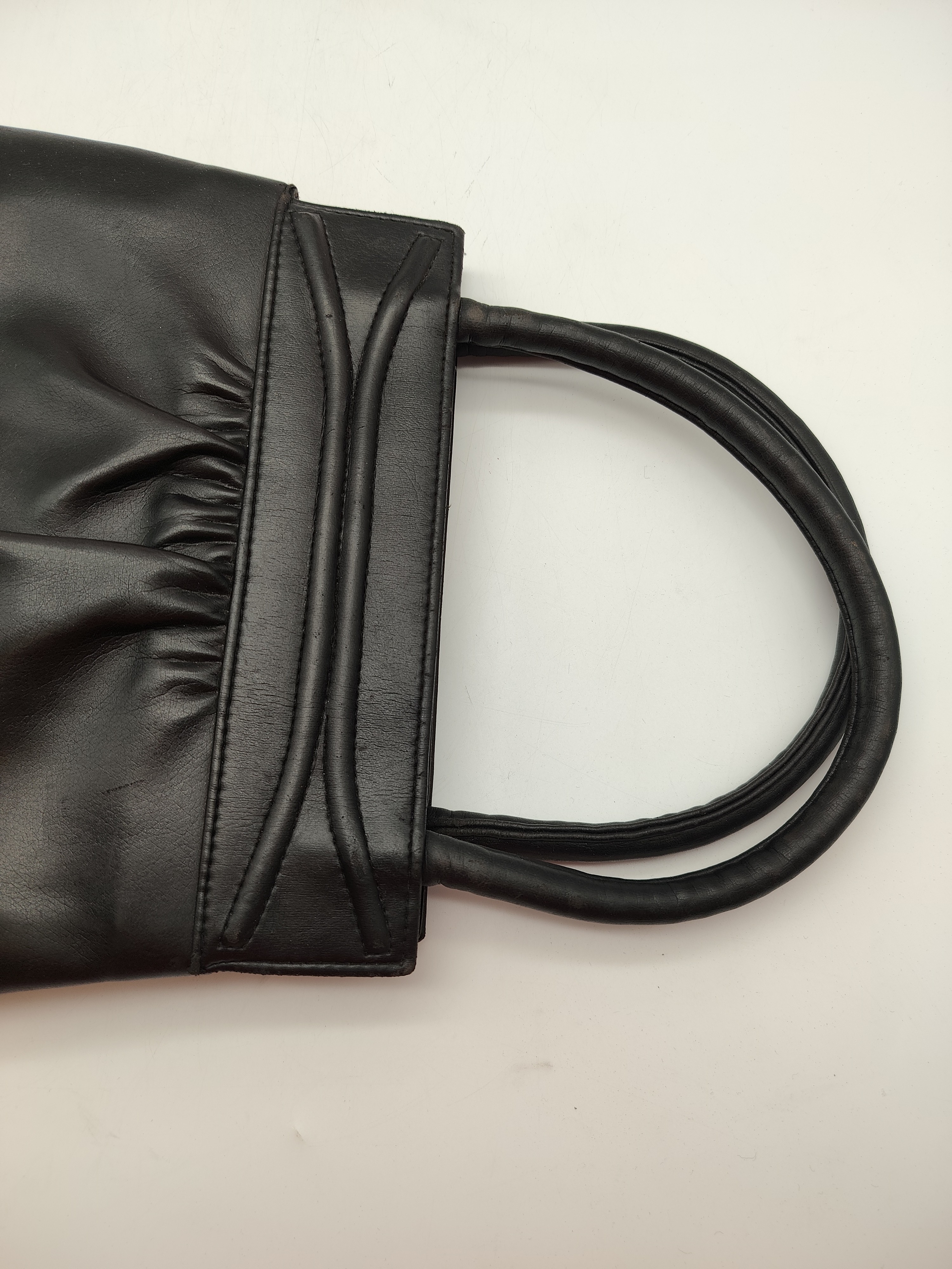Voir photo 6 de Sac à main vintage années 60, sac à soufflets cuir noir, fermoir baisemain, rétro chic "style Kelly" Sac à main vintage années 60, sac à soufflets cuir noir, fermoir baisemain, rétro chic "style Kelly" Très bon état reconditionné photo 6