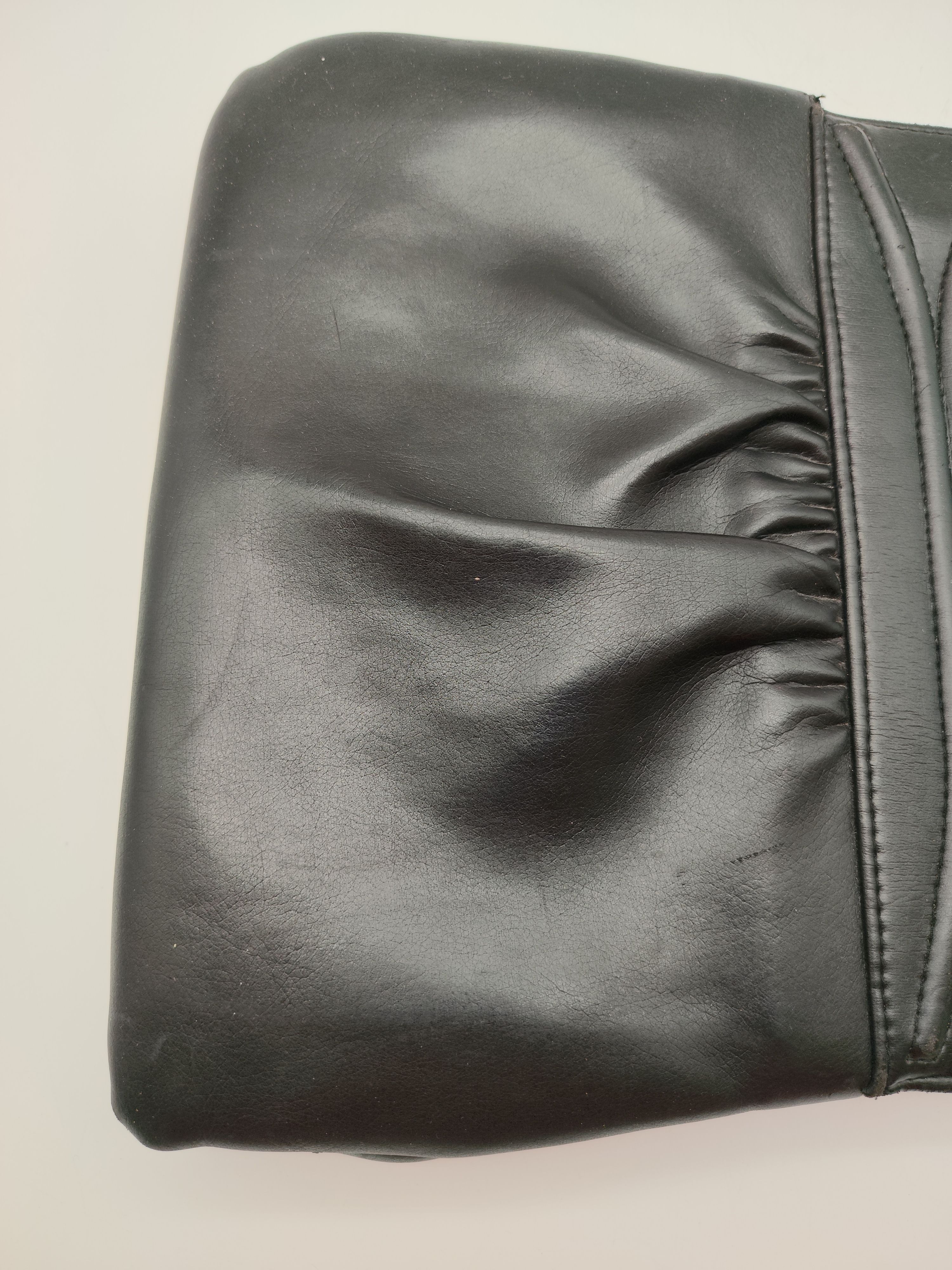 Voir photo 7 de Sac à main vintage années 60, sac à soufflets cuir noir, fermoir baisemain, rétro chic "style Kelly" Sac à main vintage années 60, sac à soufflets cuir noir, fermoir baisemain, rétro chic "style Kelly" Très bon état reconditionné photo 7