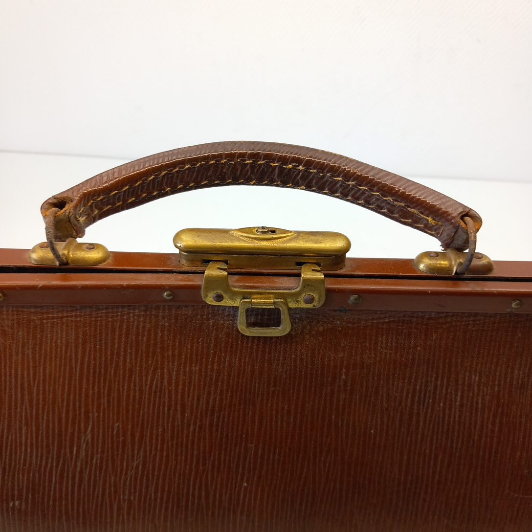 Voir photo 10 de Sac Ancien en Cuir Style Médecin Sac Ancien en Cuir Style Médecin État correct reconditionné photo 10