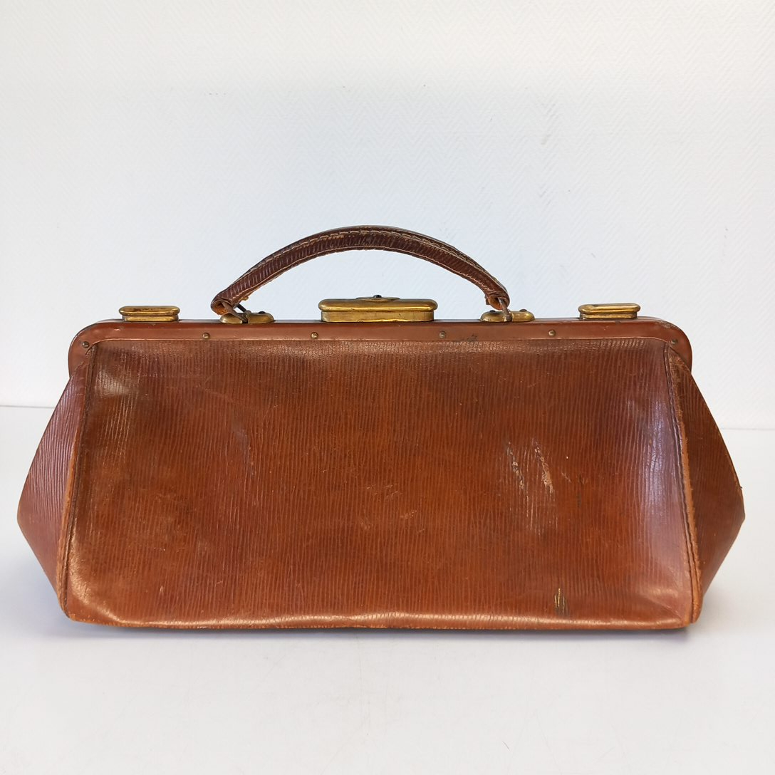 Acheter Sac Ancien en Cuir Style Médecin État correct - 30,00 € Sac Ancien en Cuir Style Médecin État correct reconditionné disponible sur Label Emmaüs
