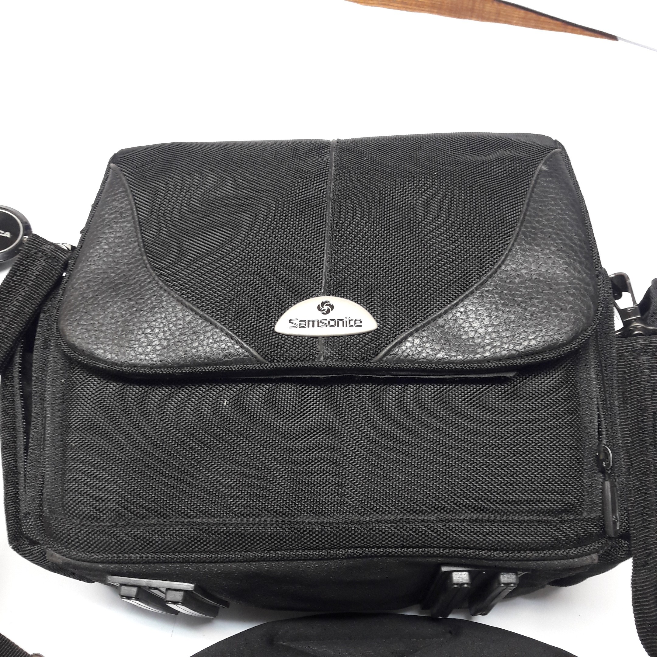 Voir photo 12 de SAC APPAREIL PHOTO SAMSONITE + obturateur fujica+ pare soleil + boite de rangement pour peliculle (sony ) SAC APPAREIL PHOTO SAMSONITE + obturateur fujica+ pare soleil + boite de rangement pour peliculle (sony ) état correct reconditionné photo 12