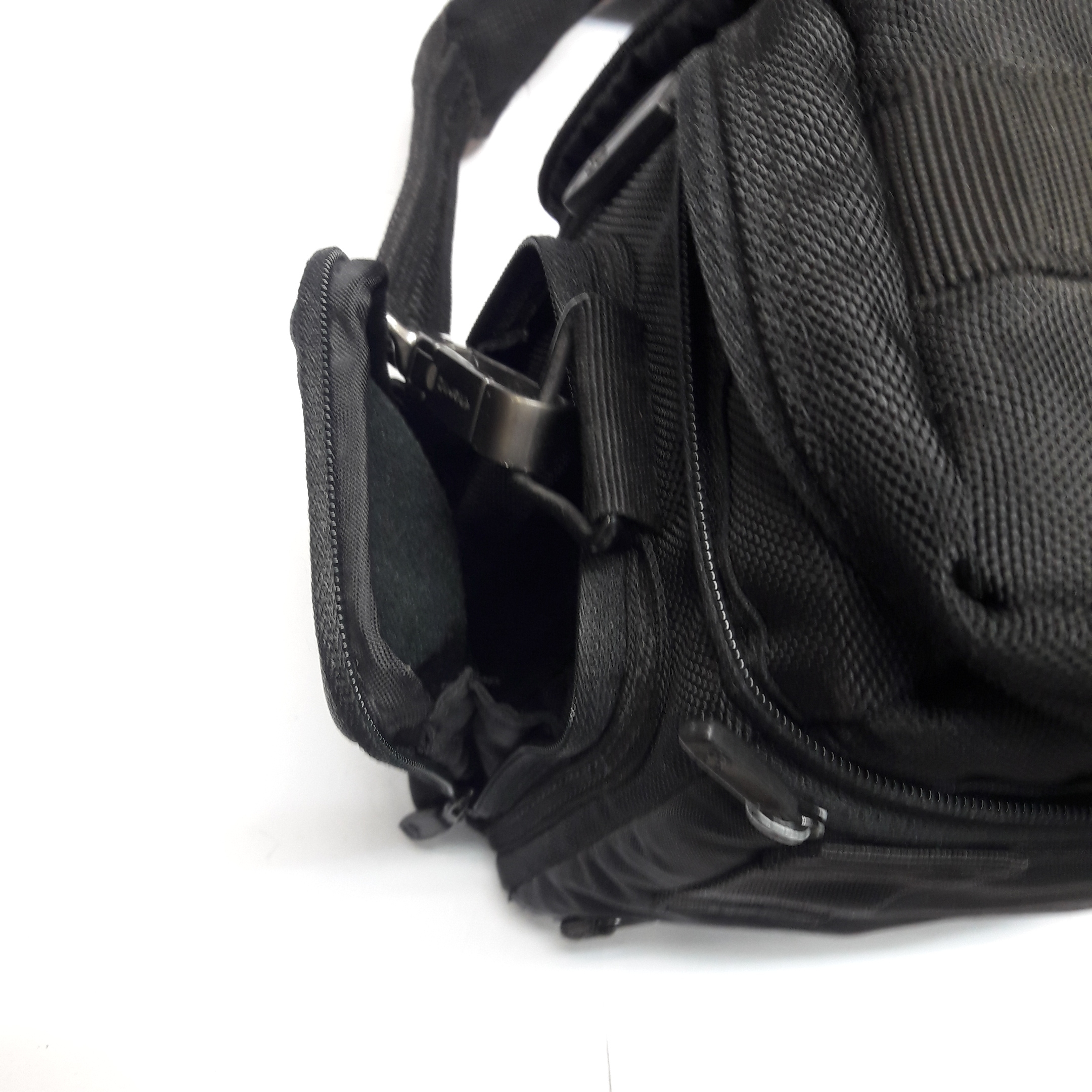 Voir photo 2 de SAC APPAREIL PHOTO SAMSONITE + obturateur fujica+ pare soleil + boite de rangement pour peliculle (sony ) SAC APPAREIL PHOTO SAMSONITE + obturateur fujica+ pare soleil + boite de rangement pour peliculle (sony ) état correct reconditionné photo 2